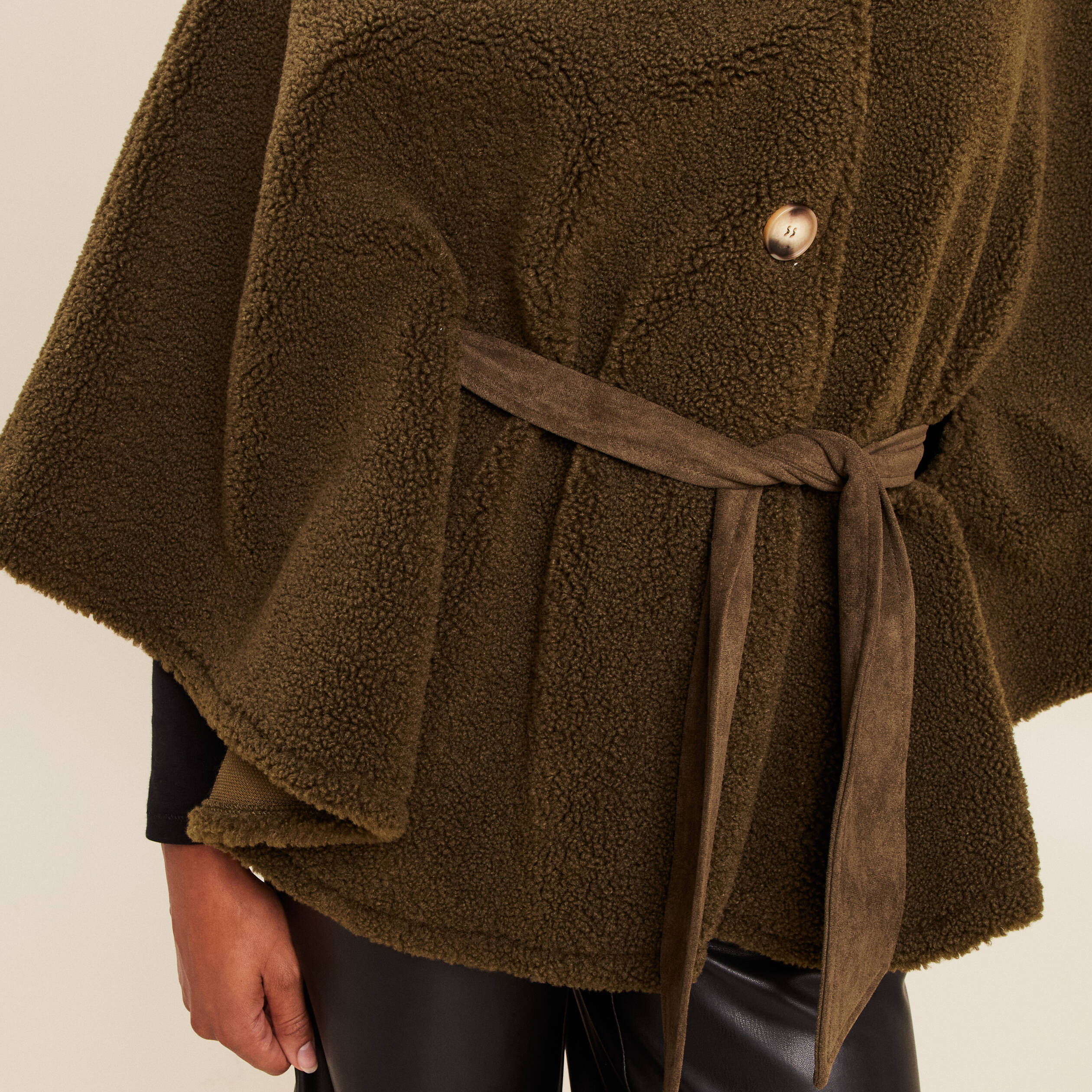 Poncho boutonn&eacute; ceintur&eacute; vert kaki femme