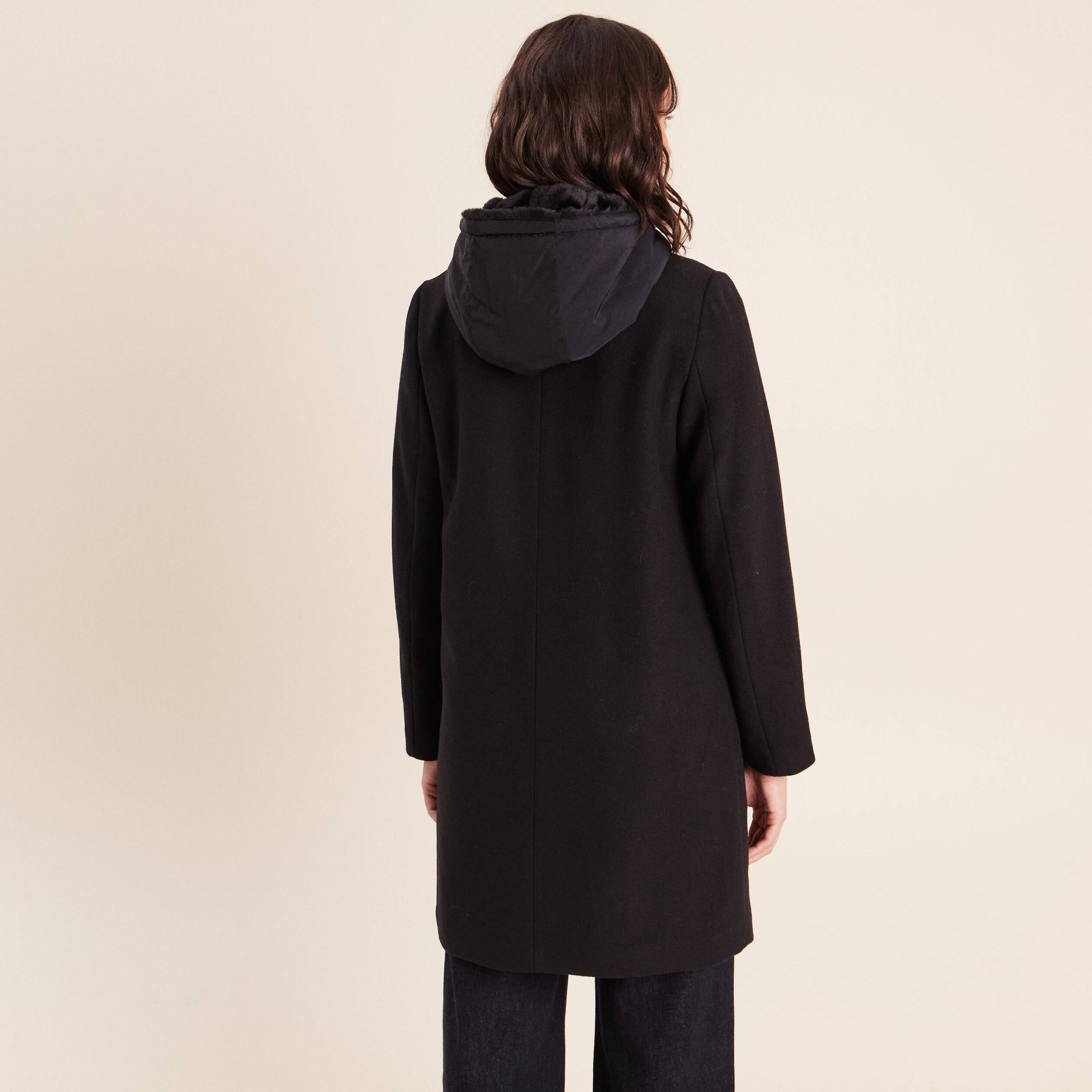 Manteau ajust&eacute; capuche amovible noir femme