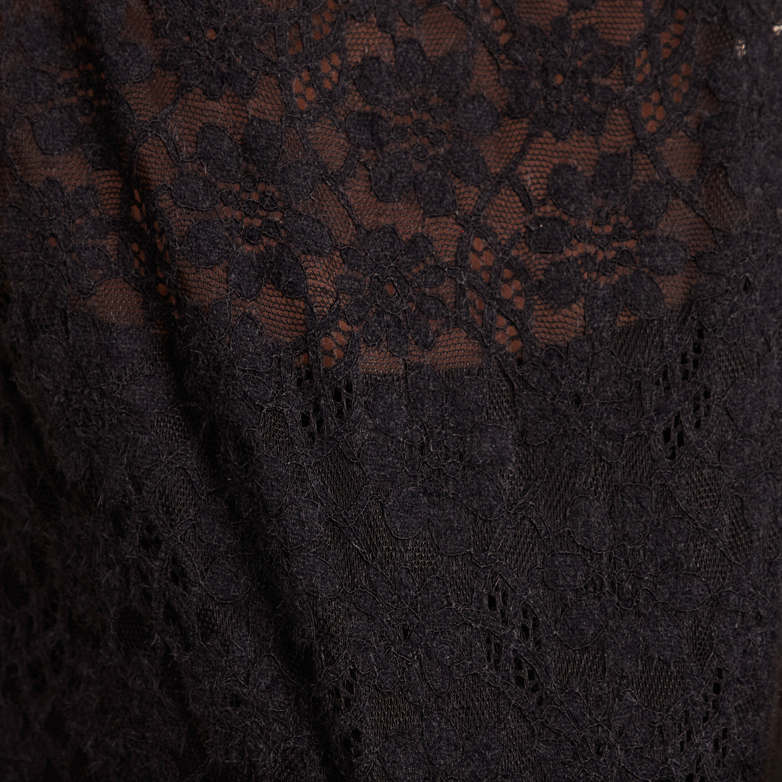 T-shirt cintr&eacute; col montant dentelle noir femme