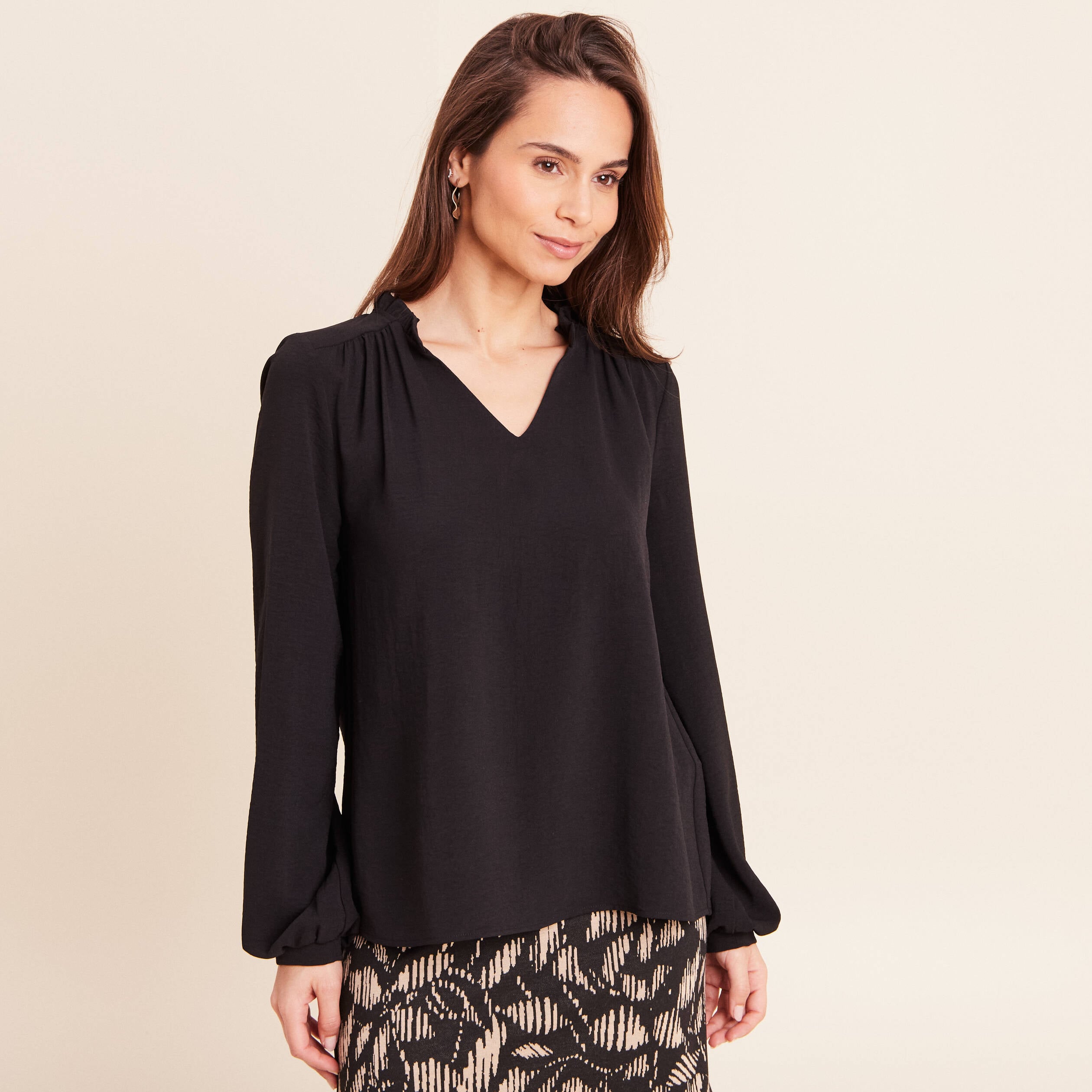 Blouse col v manches longues fluide noir femme