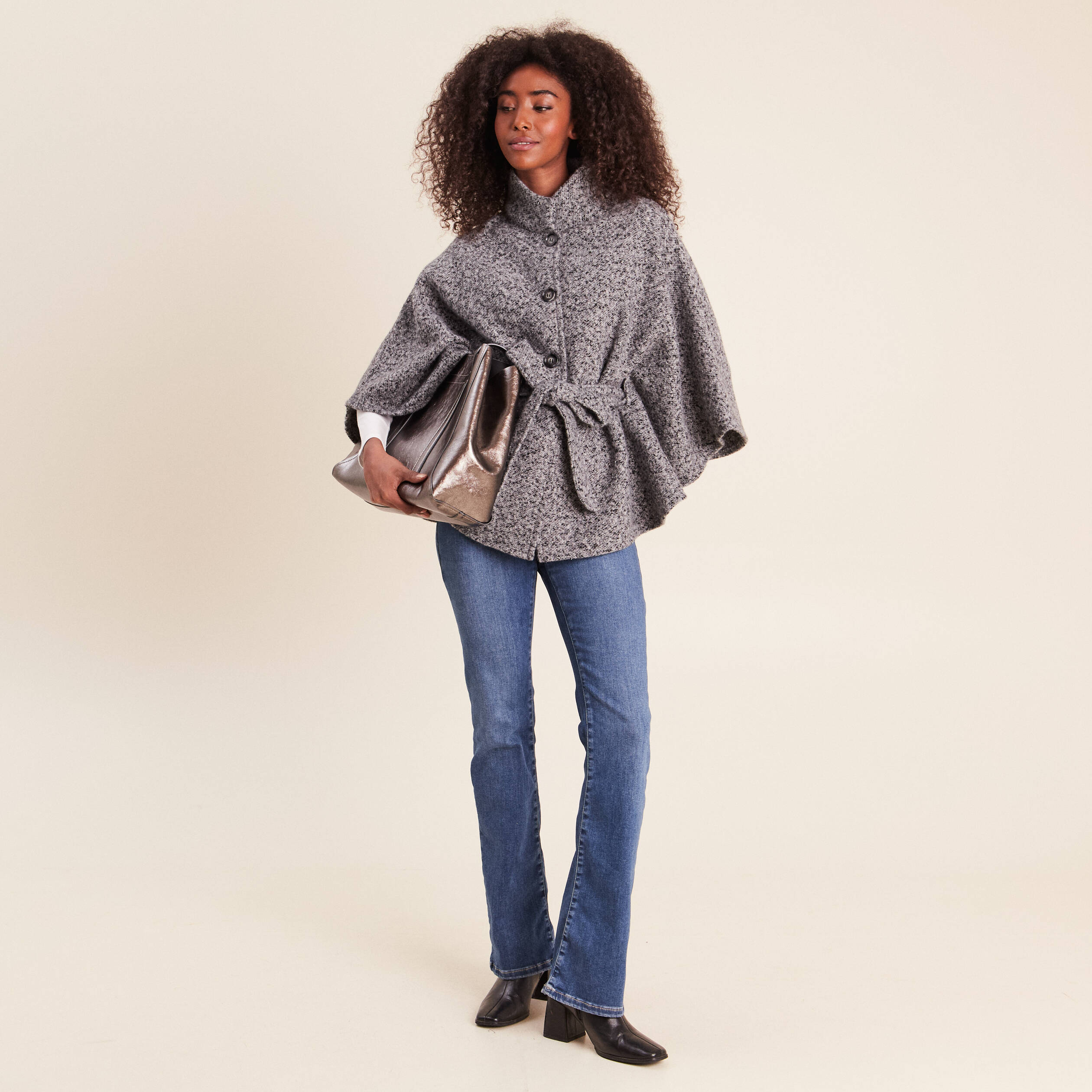 Poncho ceintur&eacute; gris clair femme