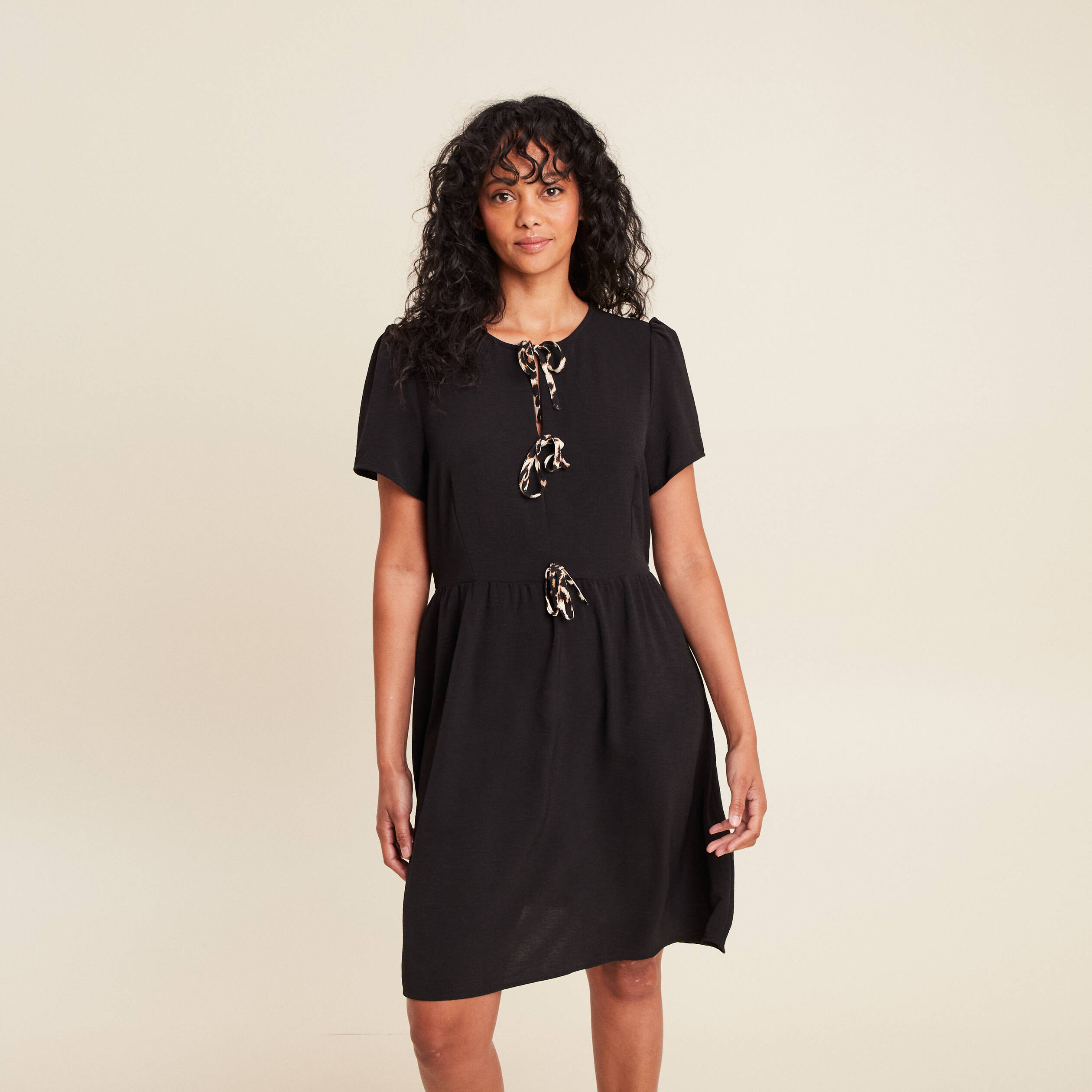 robe courte evasee col rond noir femme robe courte évasée col rond noir femme
