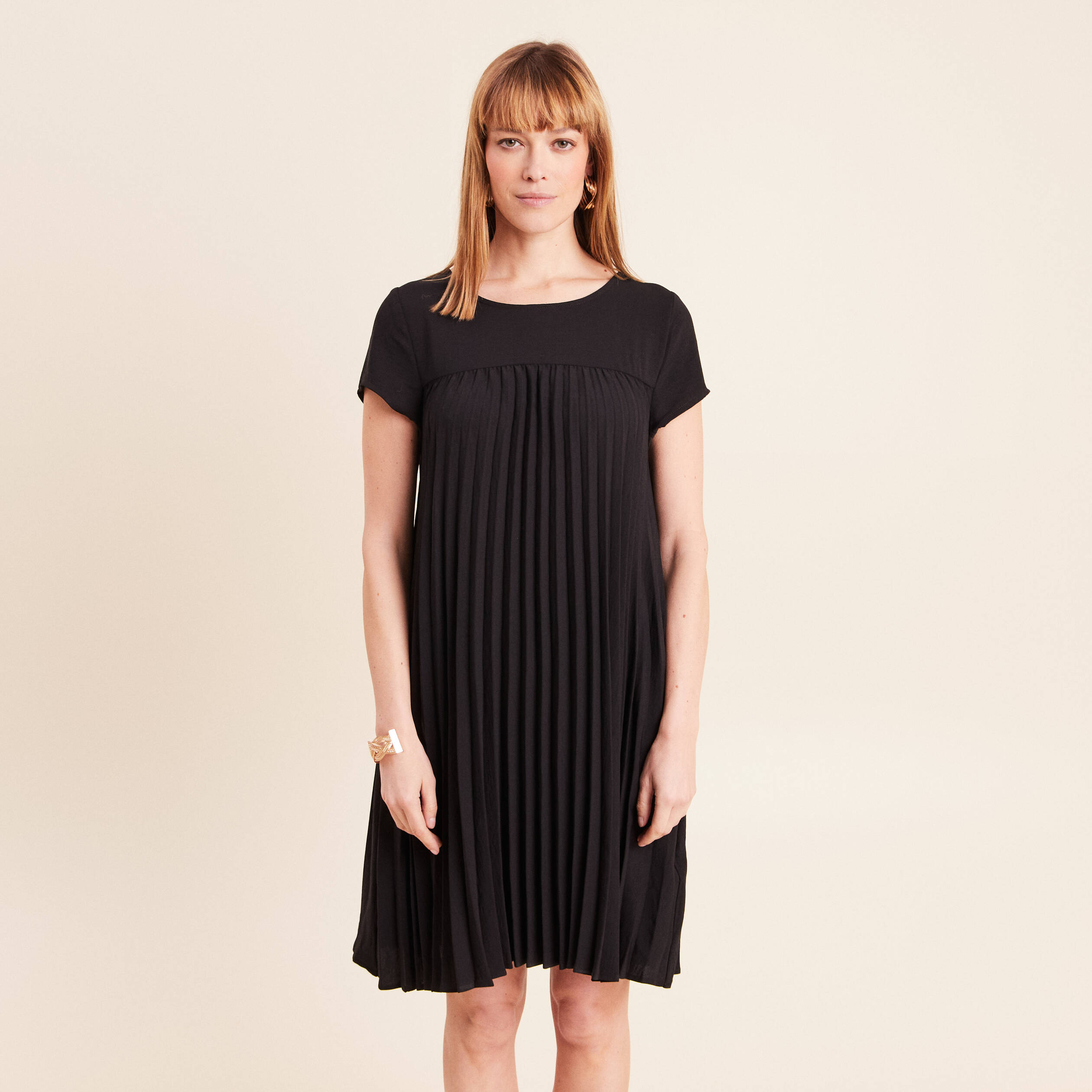 Robe courte &eacute;vas&eacute;e pliss&eacute;e col rond noir femme