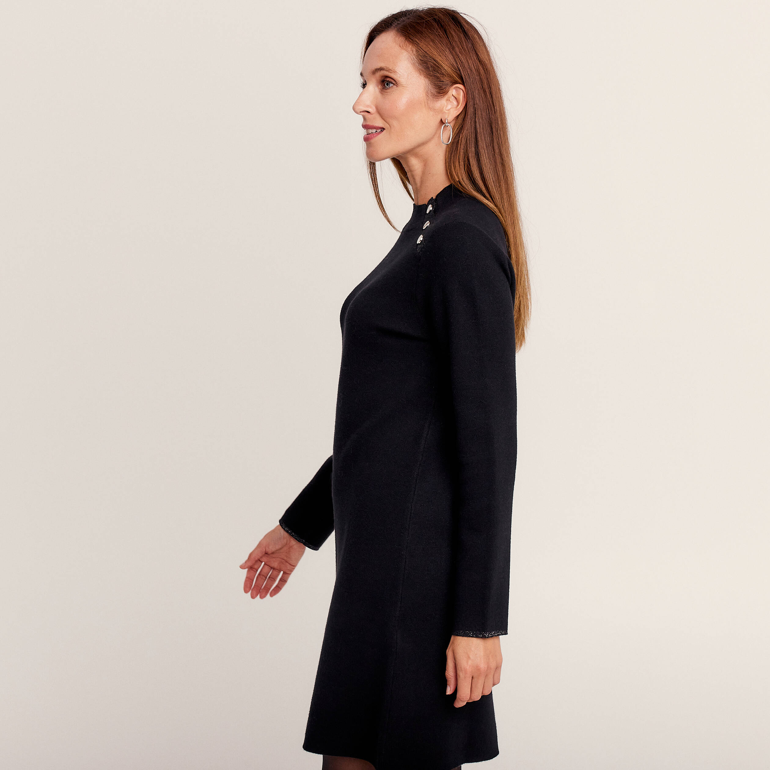 Robe pull ajustée col roulé et boutons noir femme