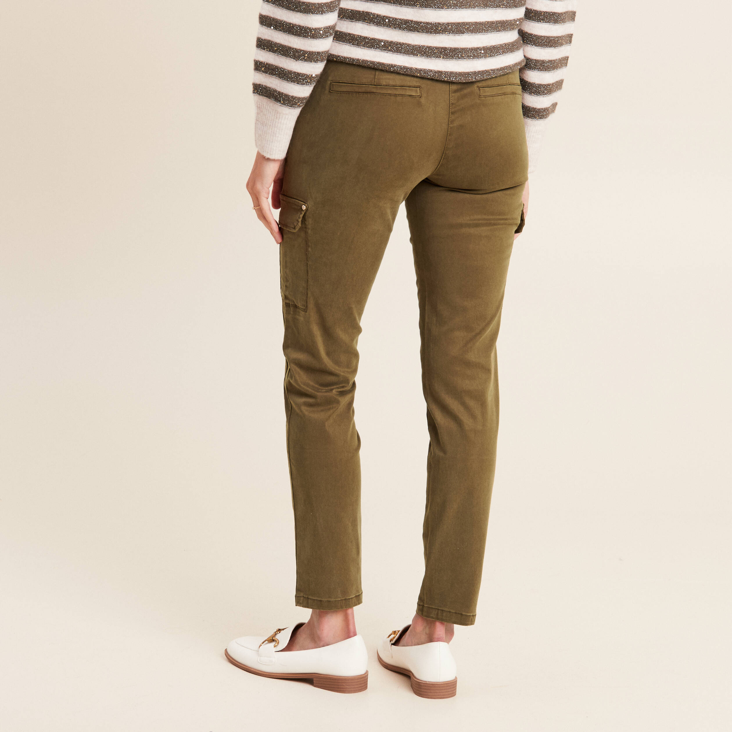 Pantalon ajusté satin 7/8ème vert olive femme