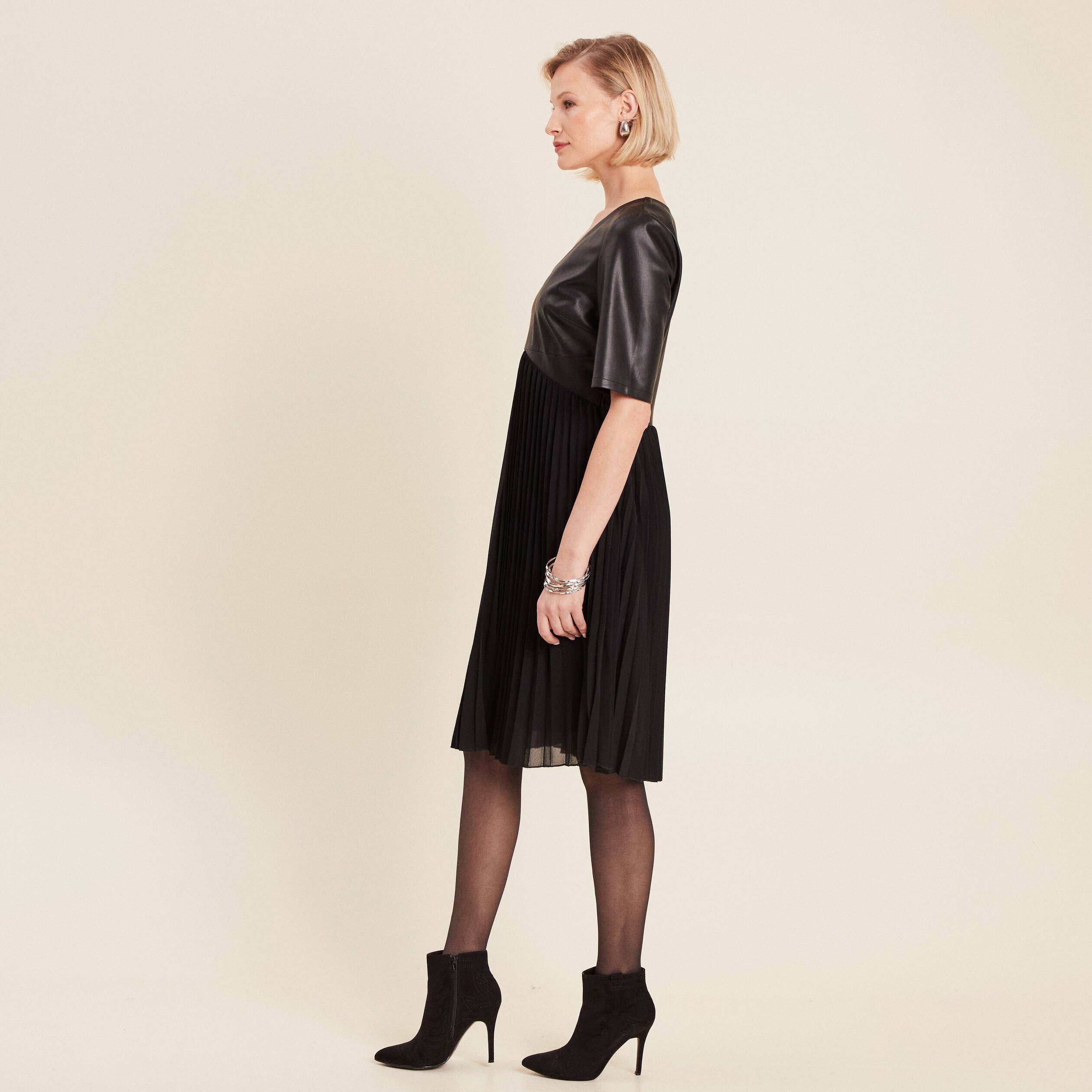 robe evasee plissee noir femme Robe évasée plissée noir femme