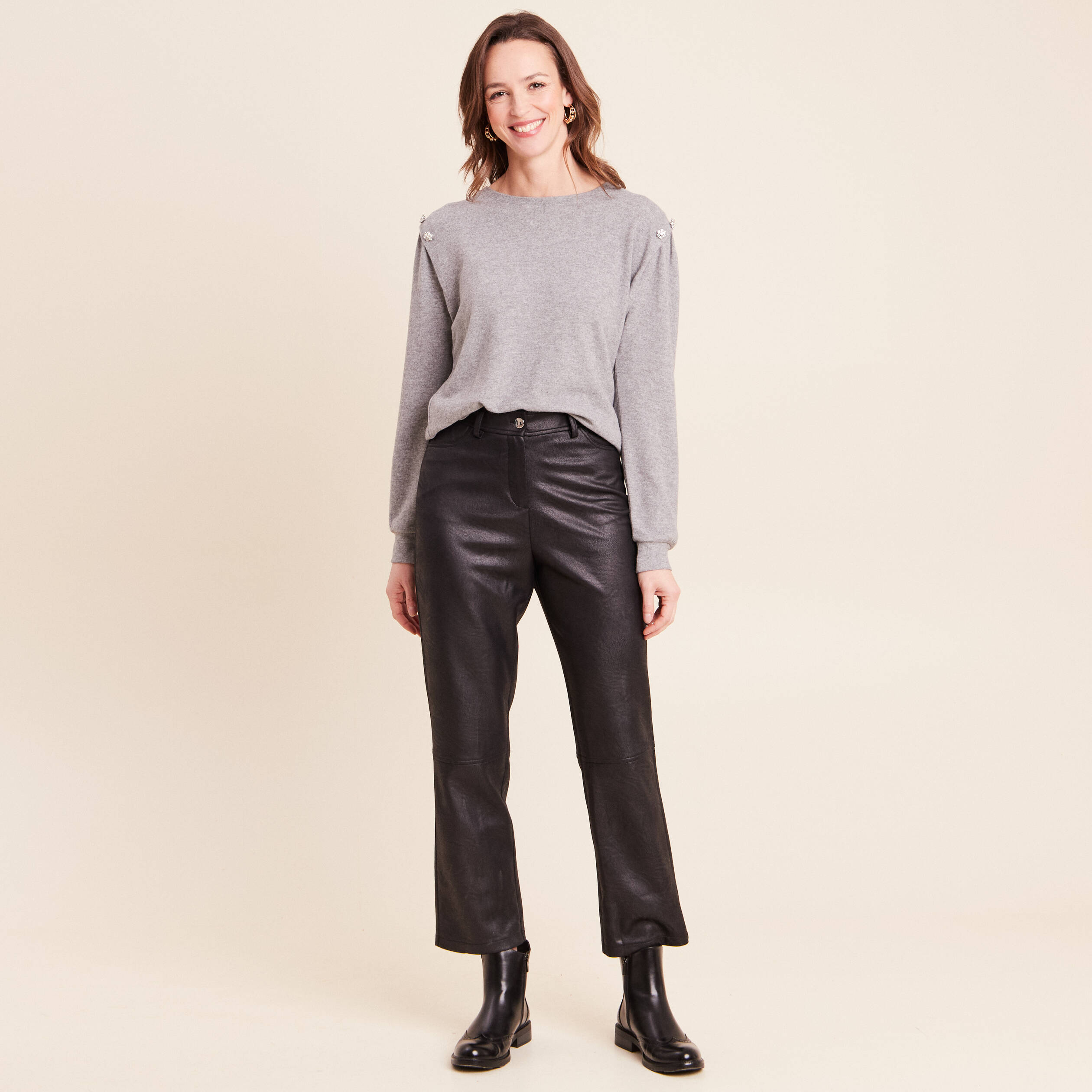 T-shirt doux avec bijoux gris fonc&eacute; femme