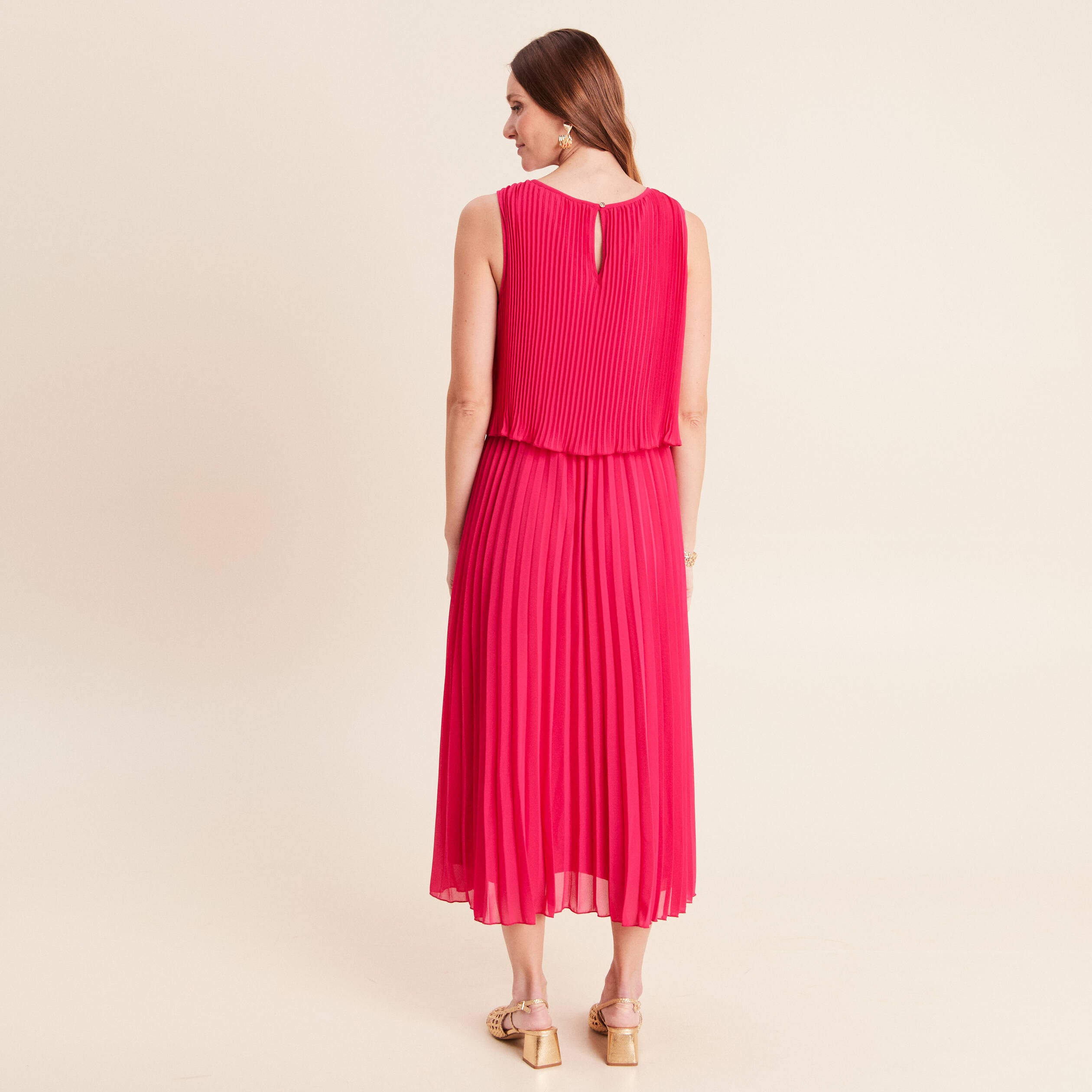 Robe longue &eacute;vas&eacute;e pliss&eacute;e sans manches rose fushia femme