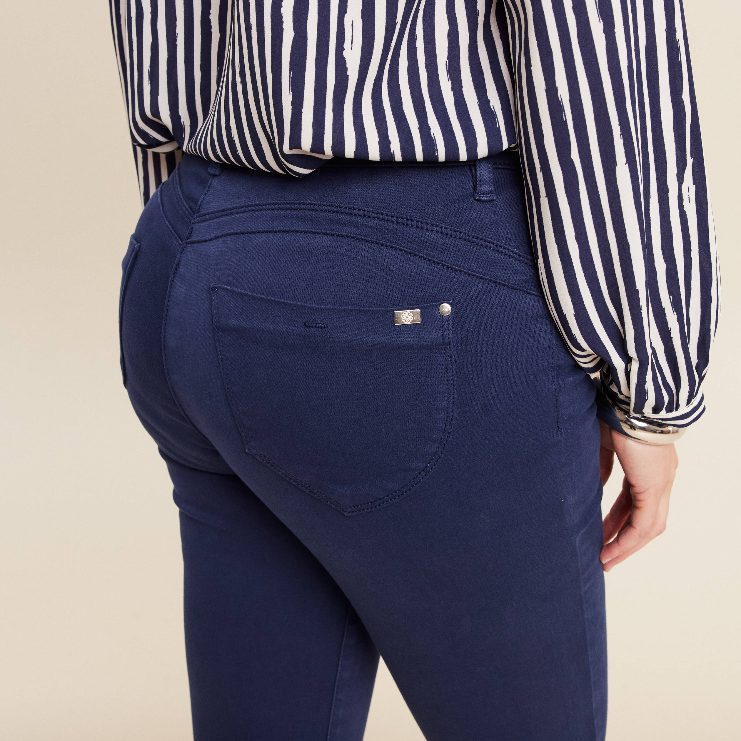Jean magique L'Unique coupe ajust&eacute;e bleu marine femme