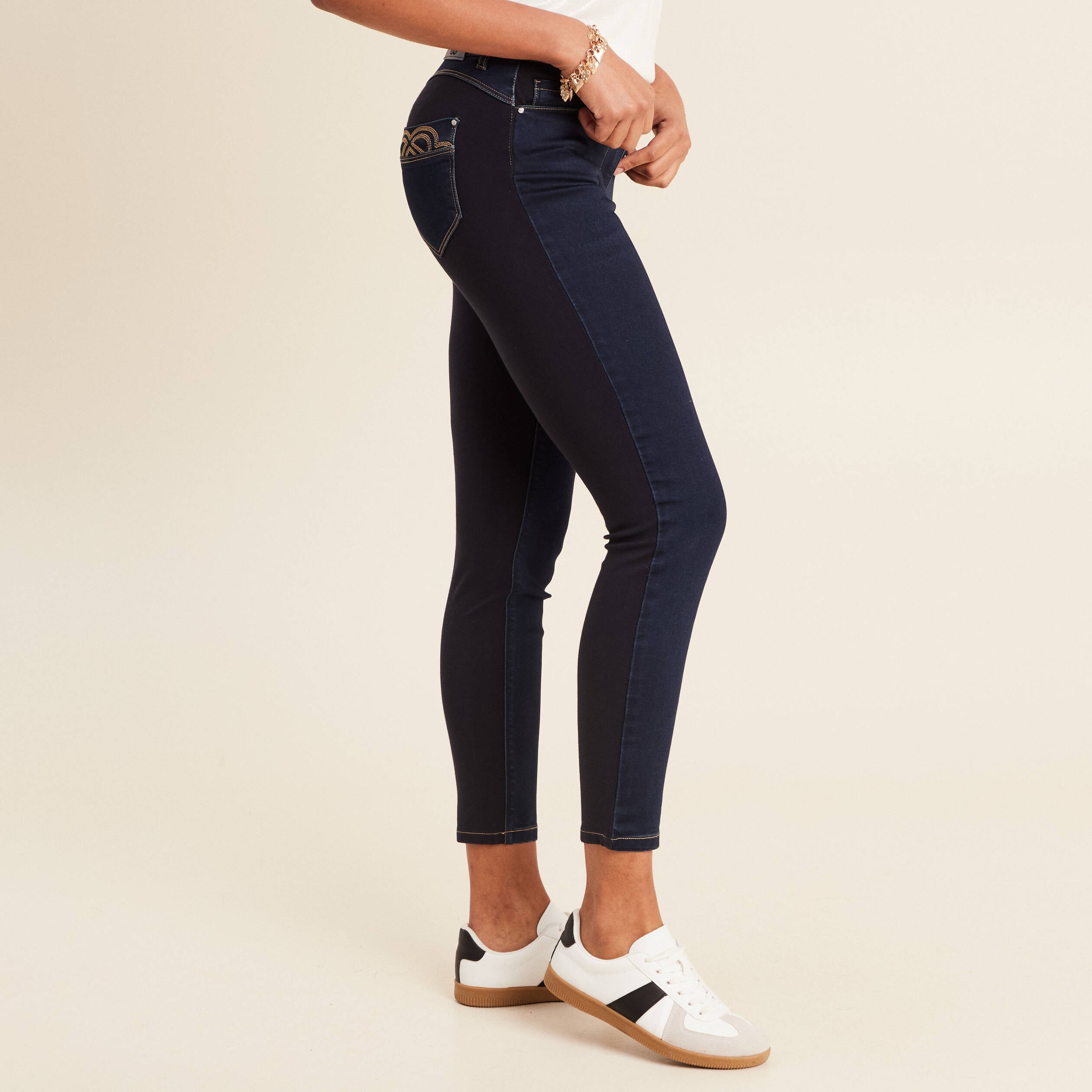 Jean ajusté 7/8ème effet bi-matière denim brut femme
