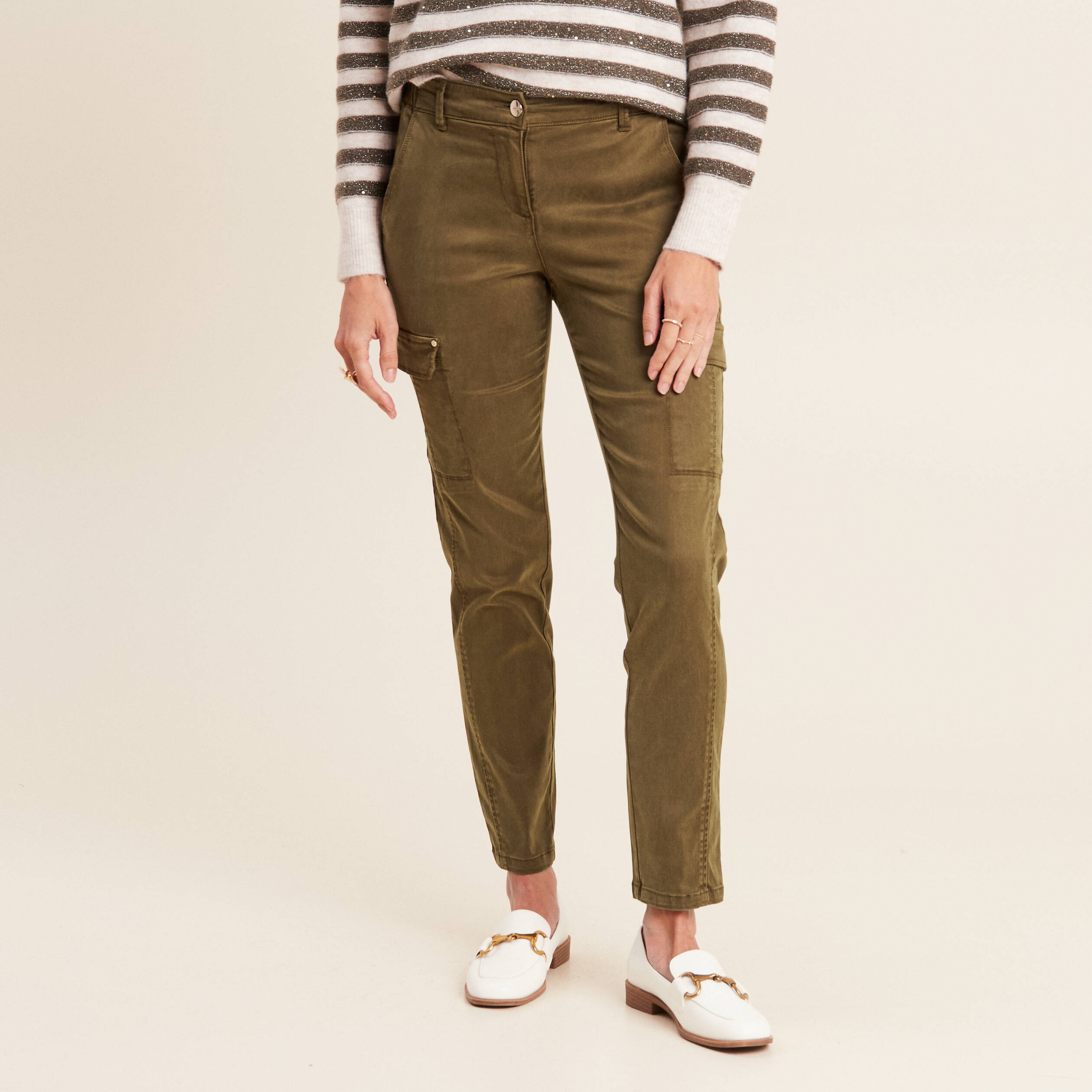 Pantalon ajusté satin 7/8ème vert olive femme