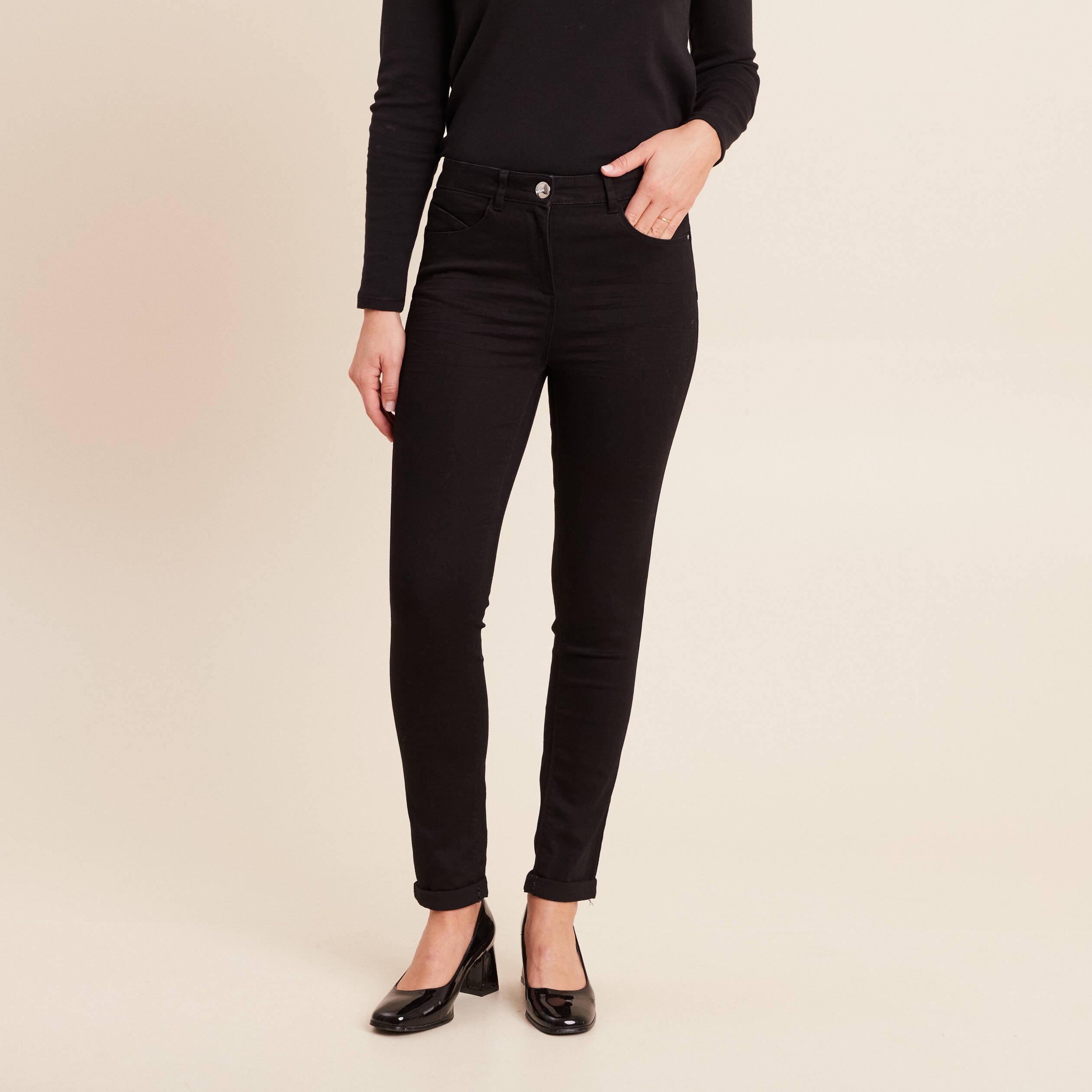 Jean coupe ajust&eacute;e 7/8&egrave;me noir femme