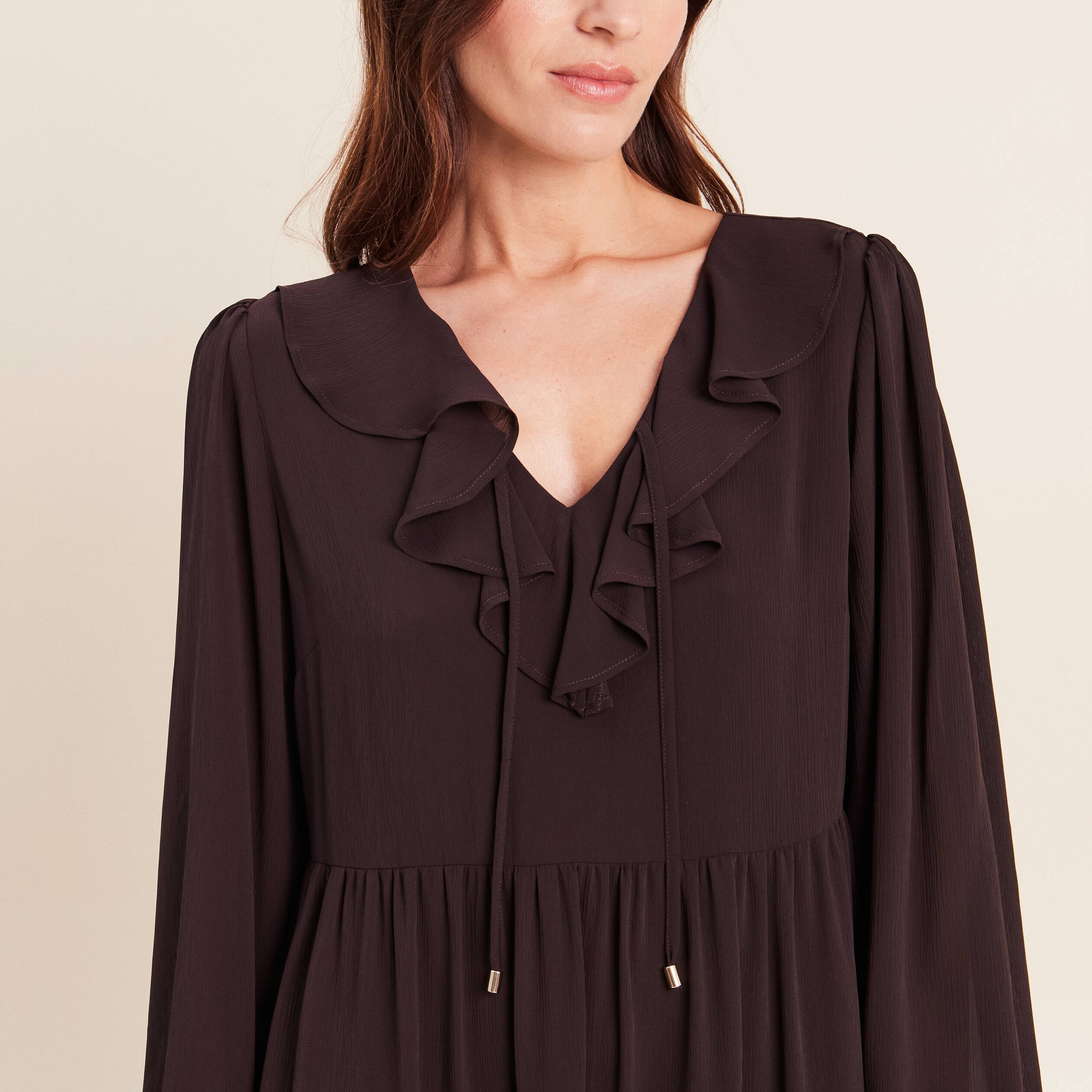 Robe courte &eacute;vas&eacute;e col v manches longues marron fonc&eacute; femme