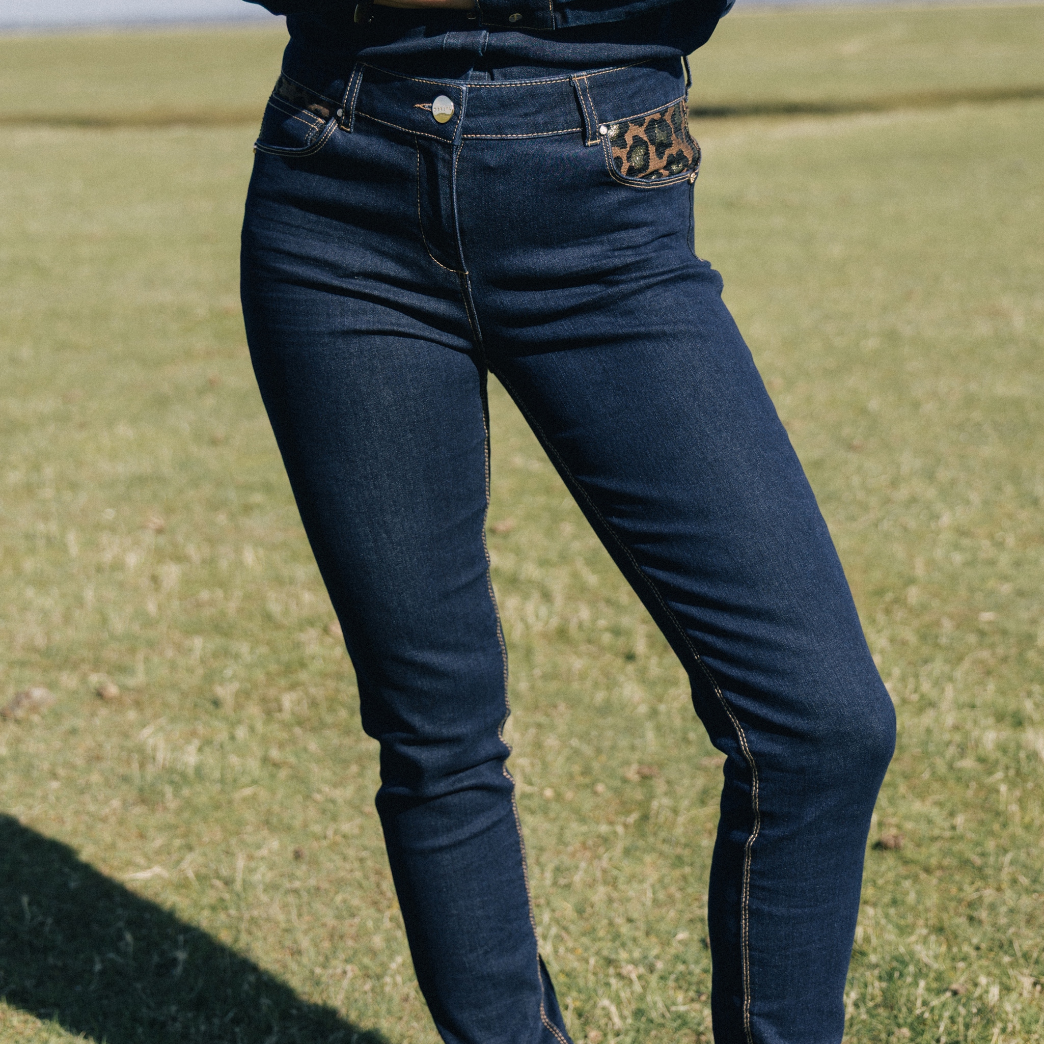 Pantalon ajust&eacute; taille bascul&eacute;e denim brut femme