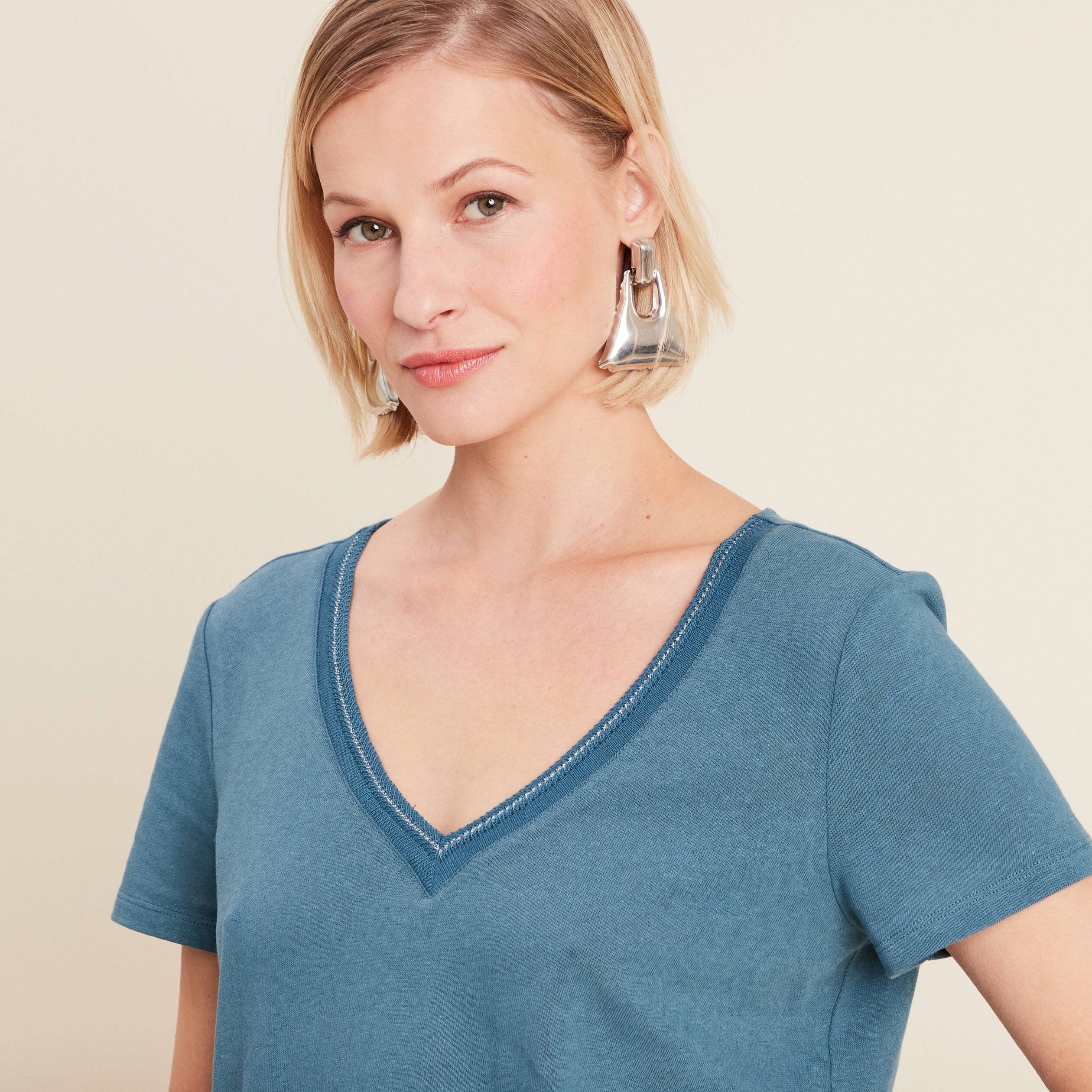 T-shirt manches courtes col en V bleu pétrole femme