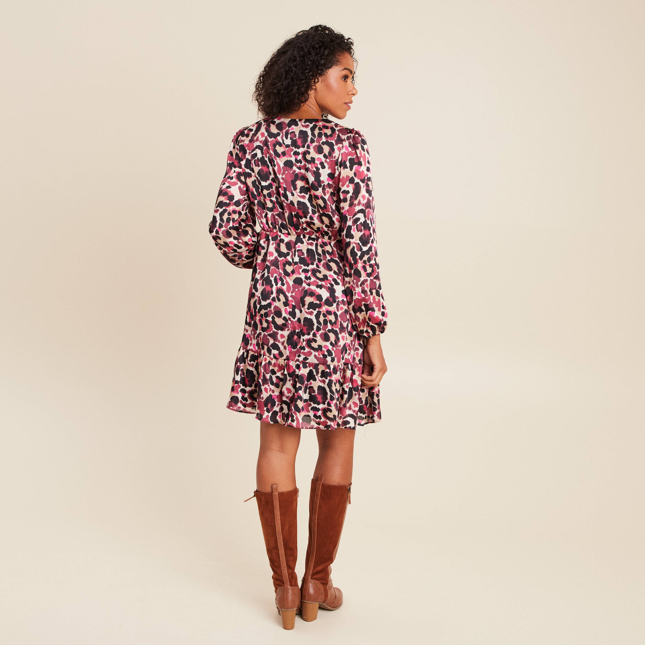 Robe courte &eacute;vas&eacute;e col v manches longues rose femme