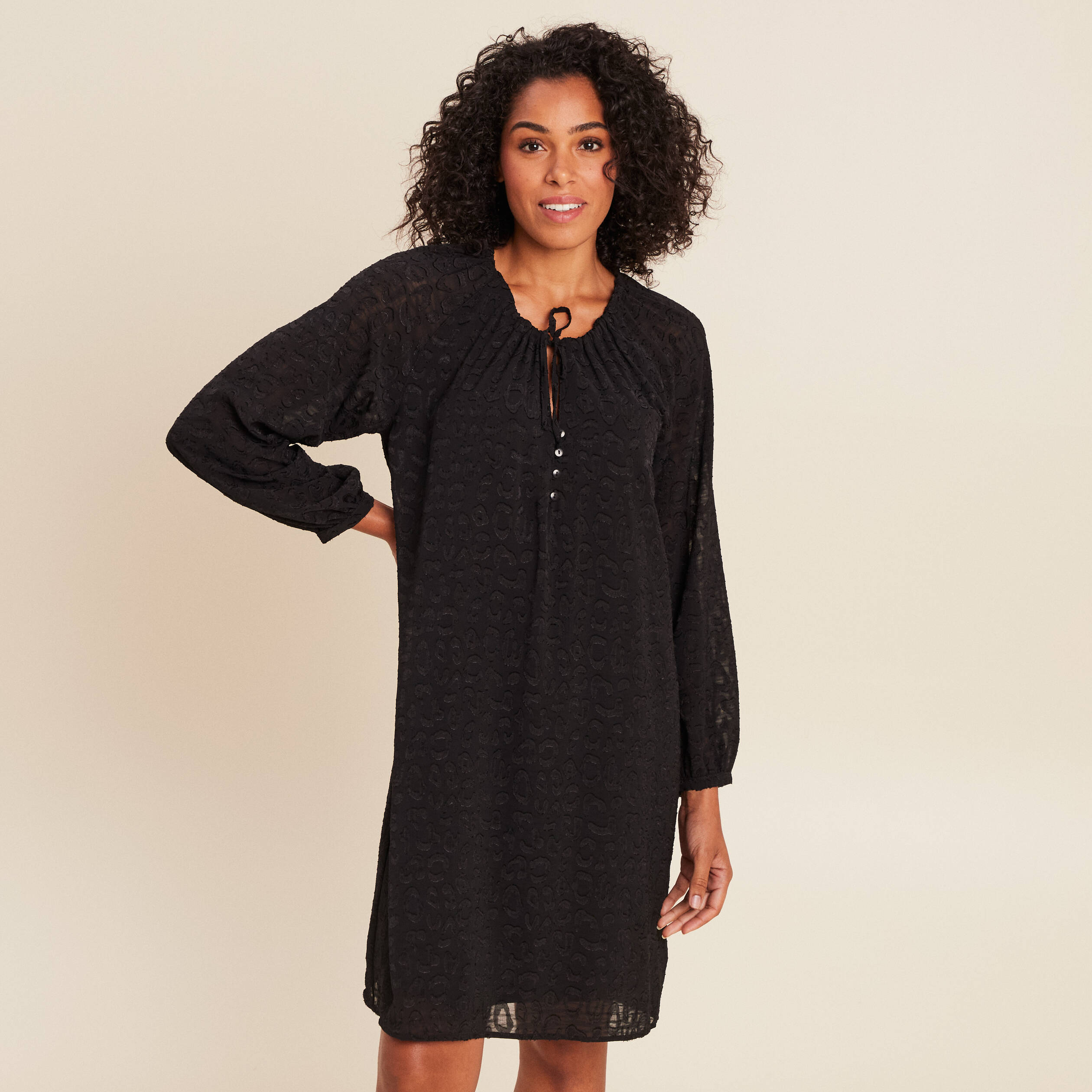 Robe courte &eacute;vas&eacute;e col v manches longues noir femme