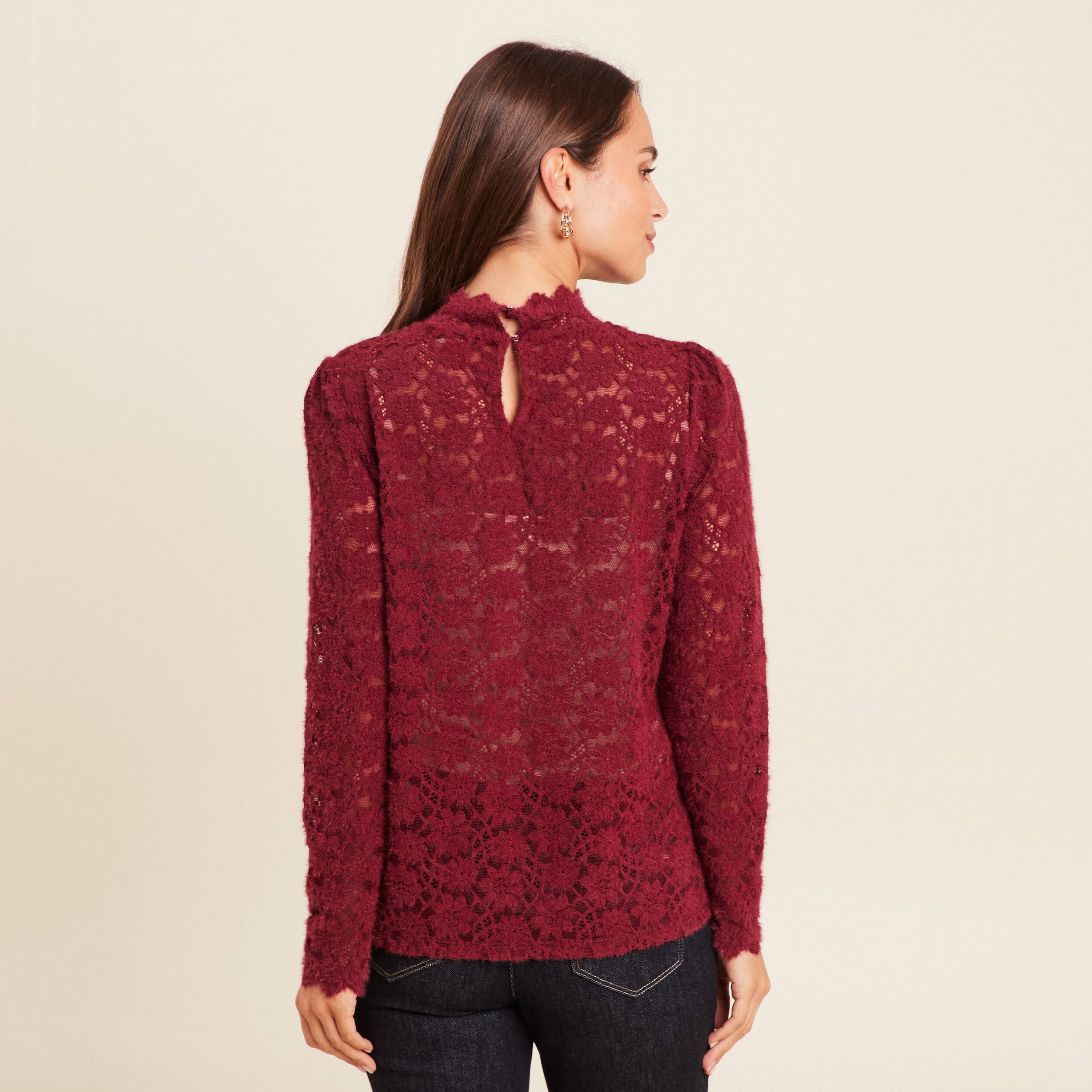 T-shirt cintr&eacute; col montant dentelle bordeaux femme