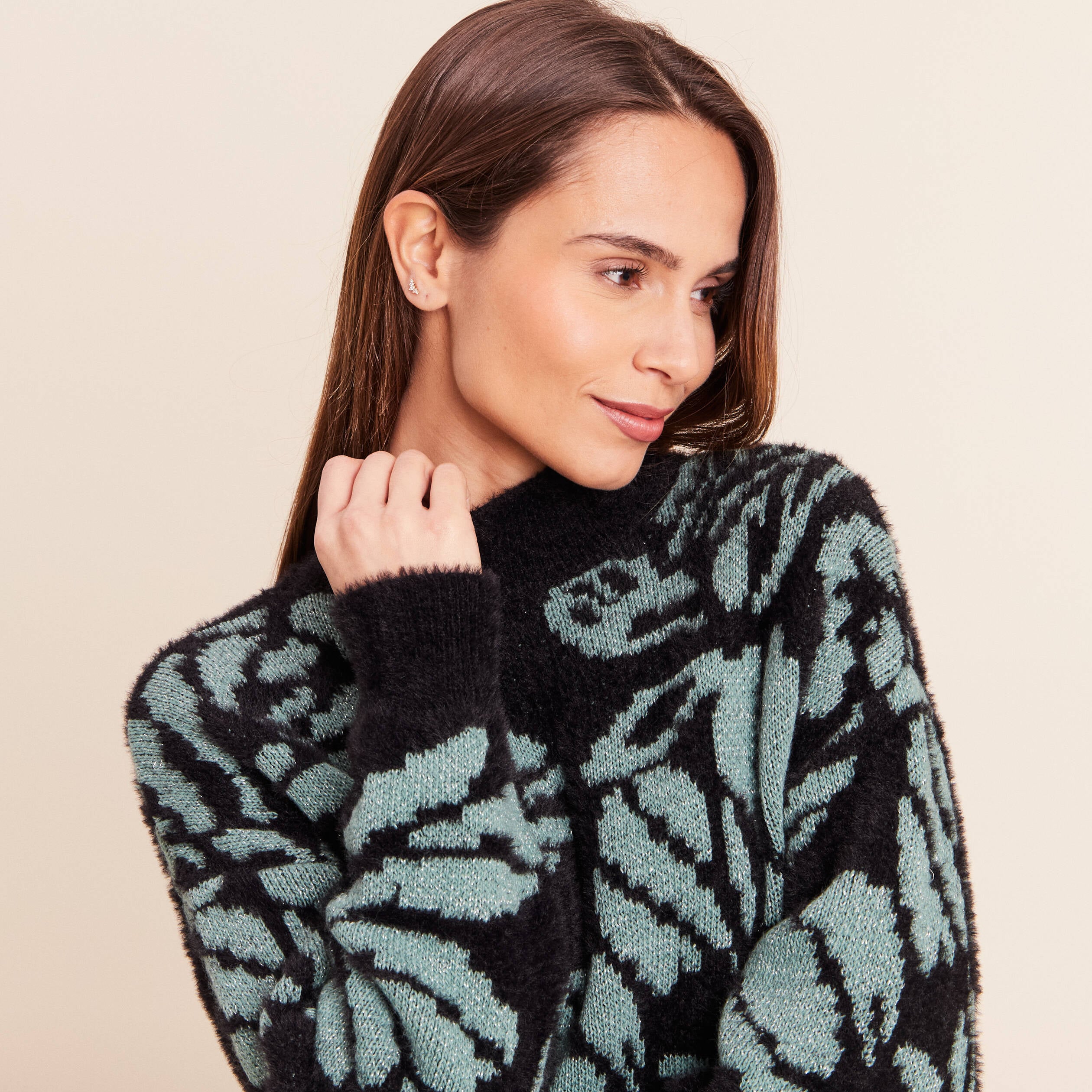 Pull duveteux col montant noir femme