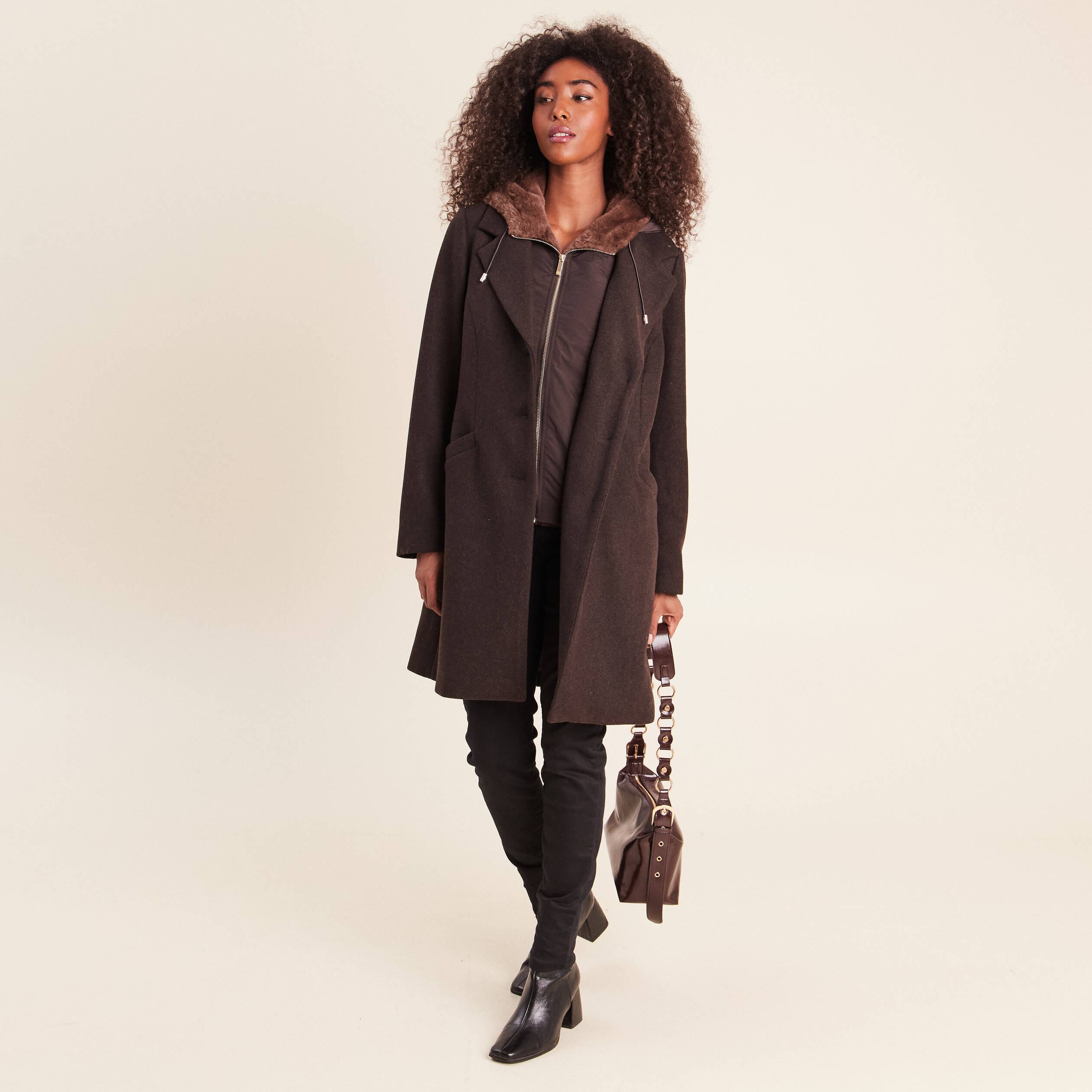 Manteau ajust&eacute; capuche amovible marron fonc&eacute; femme