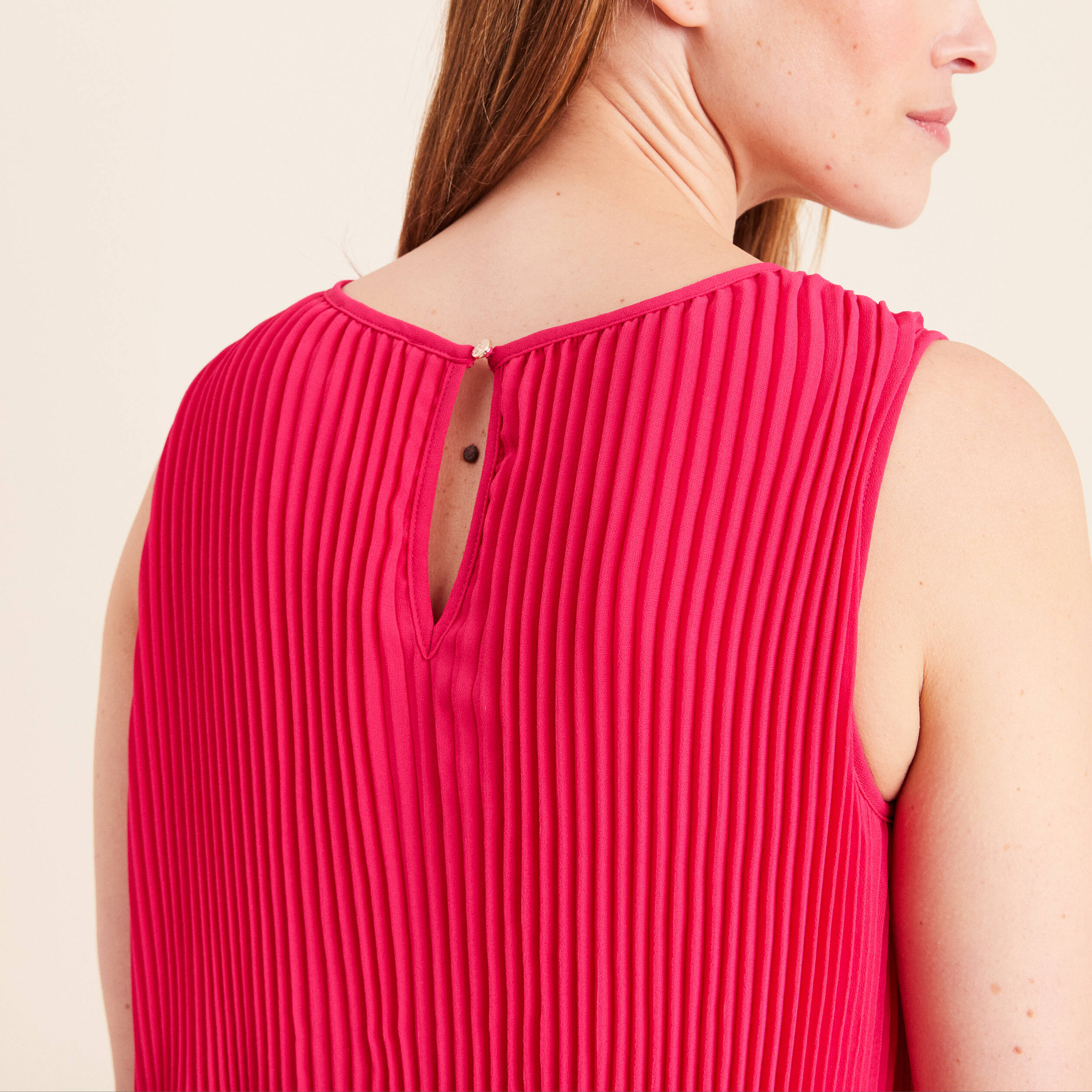 Robe pliss&eacute;e sans manches col rond rose fushia femme