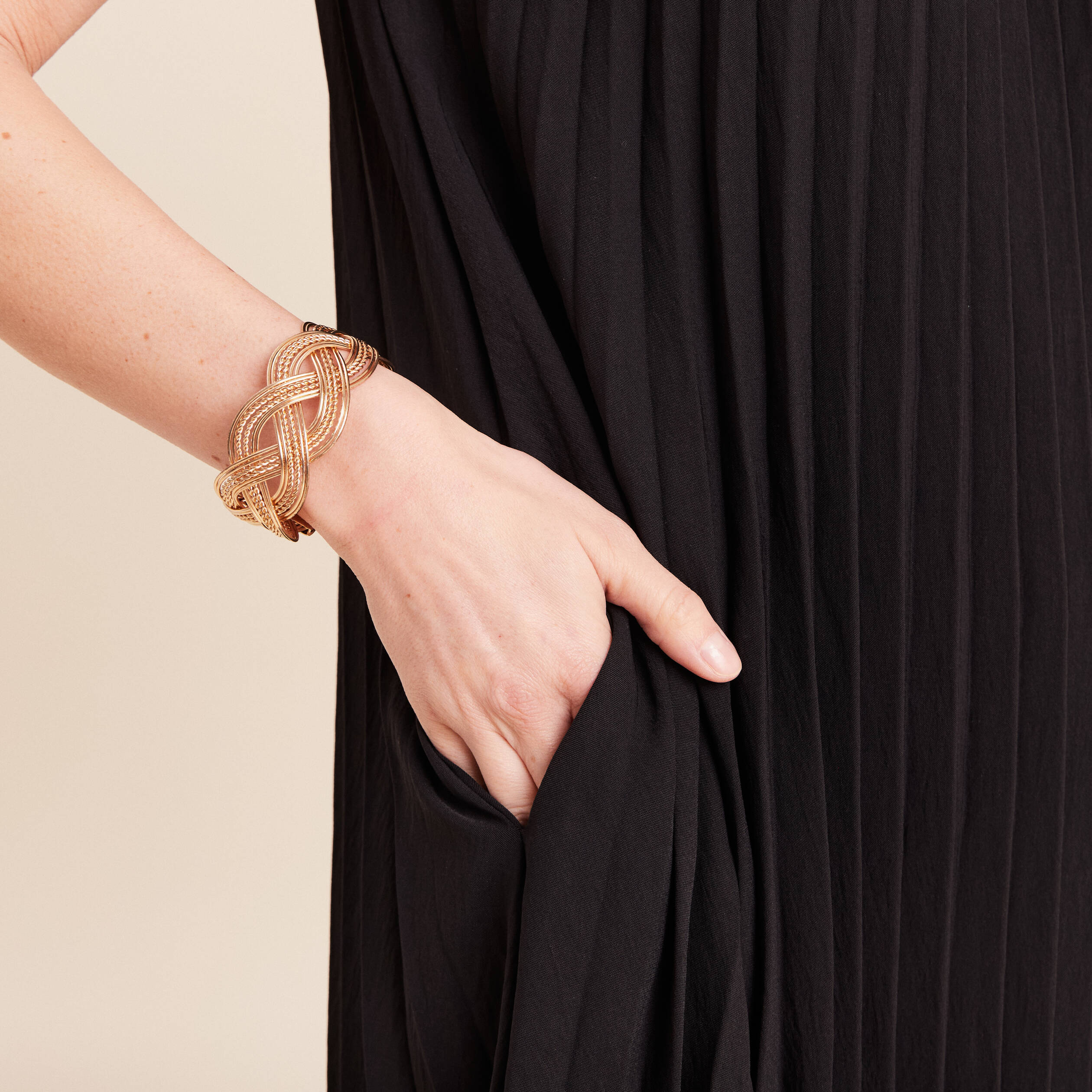 Robe courte &eacute;vas&eacute;e pliss&eacute;e col rond noir femme