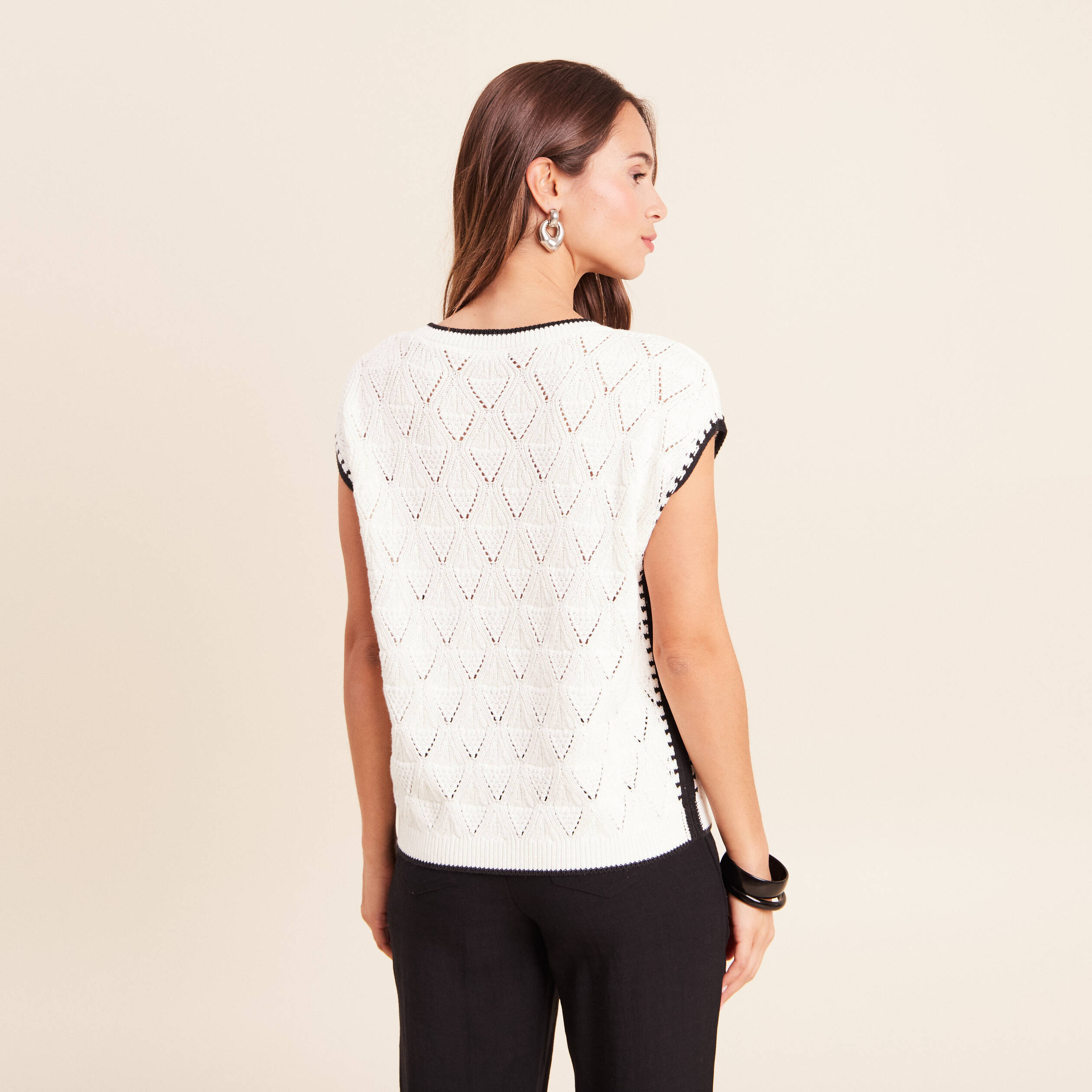 Pull ajour&eacute; sans manches col rond ecru femme