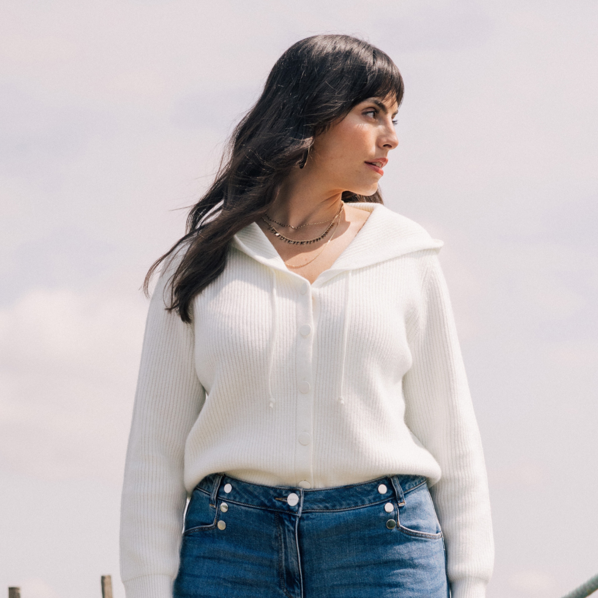 Gilet mi-long à capuche bas resserré ecru femme