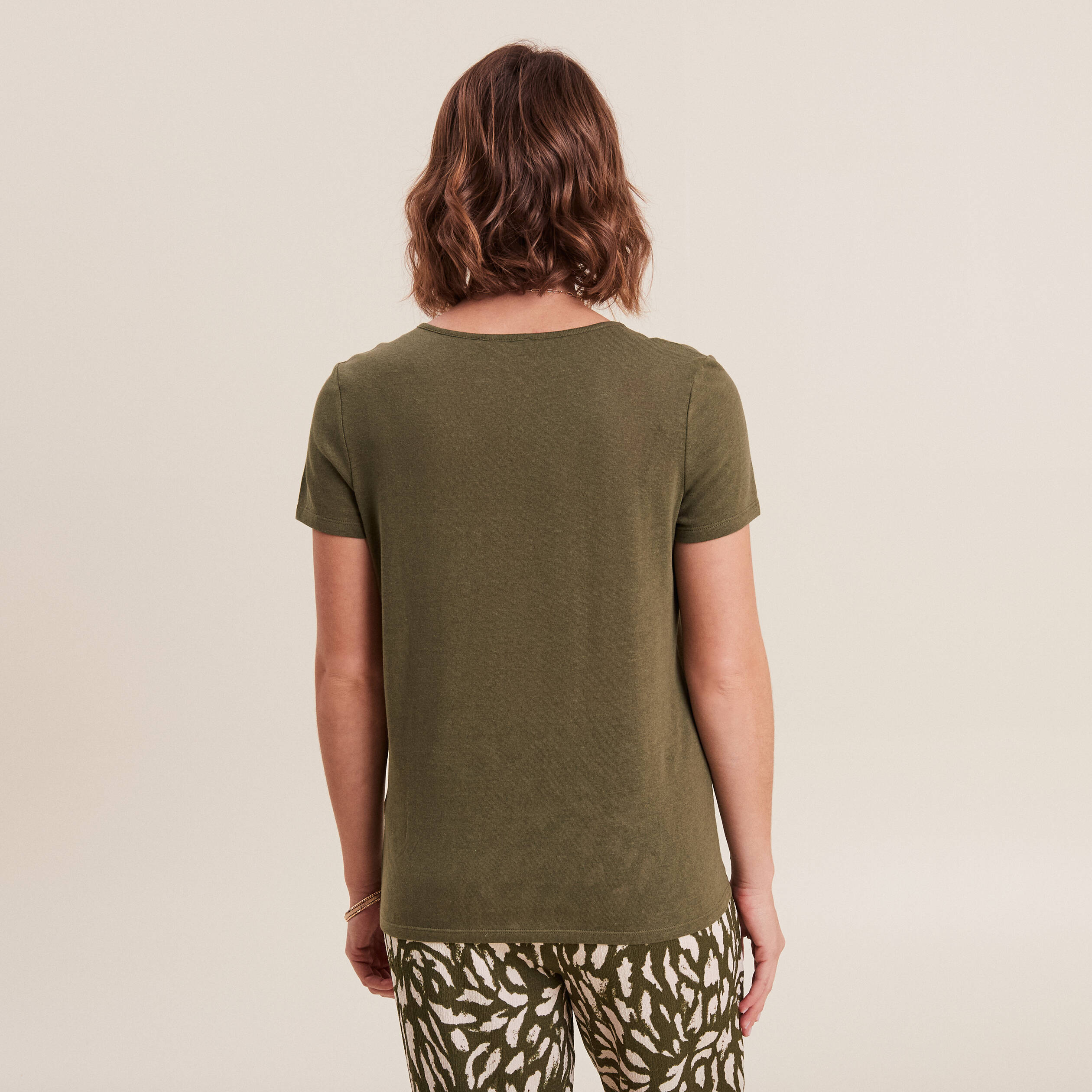T-shirt manches courtes col en V vert olive femme