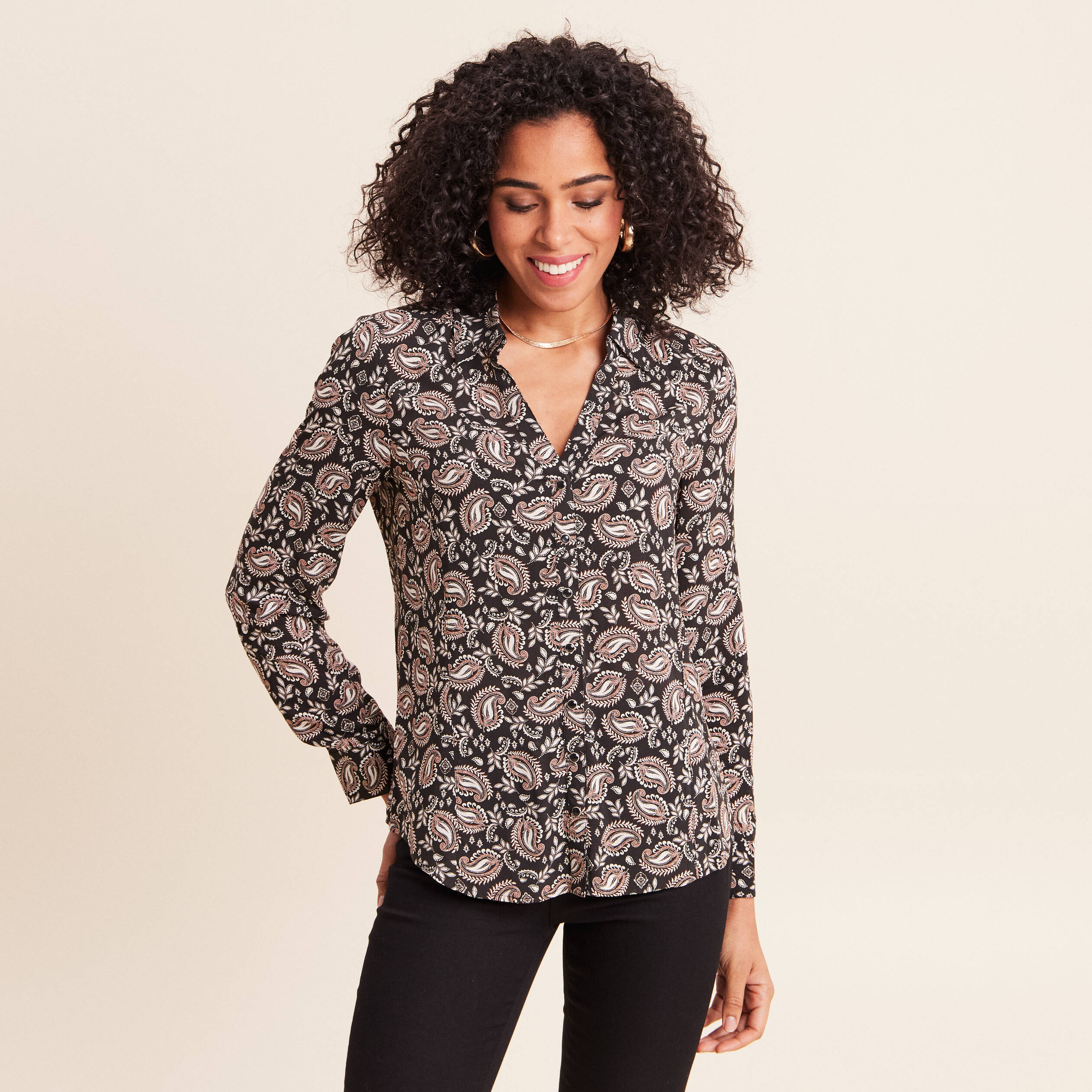 Chemise cintr&eacute;e manches longues fluide noir femme