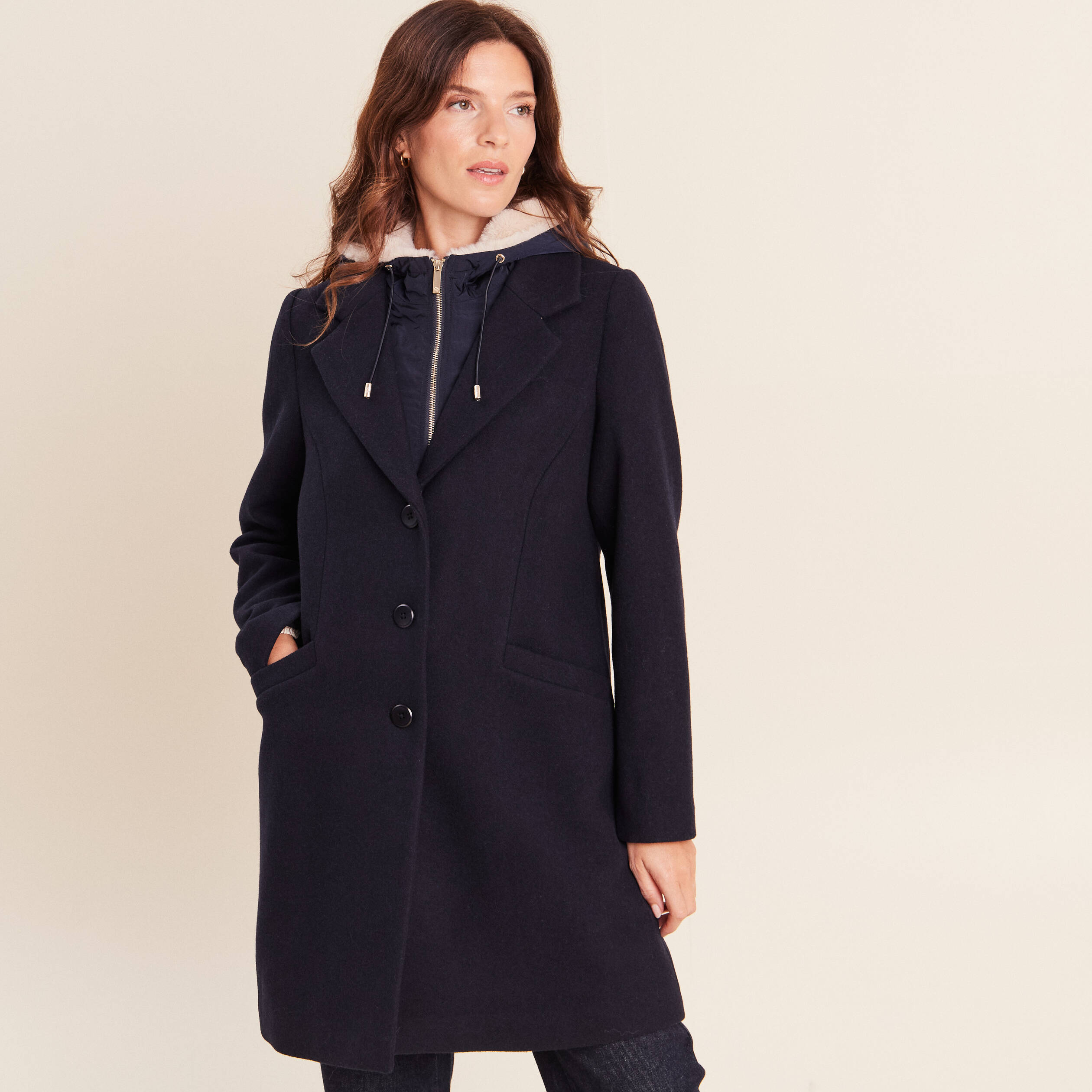 Manteau ajust&eacute; capuche amovible bleu fonc&eacute; femme