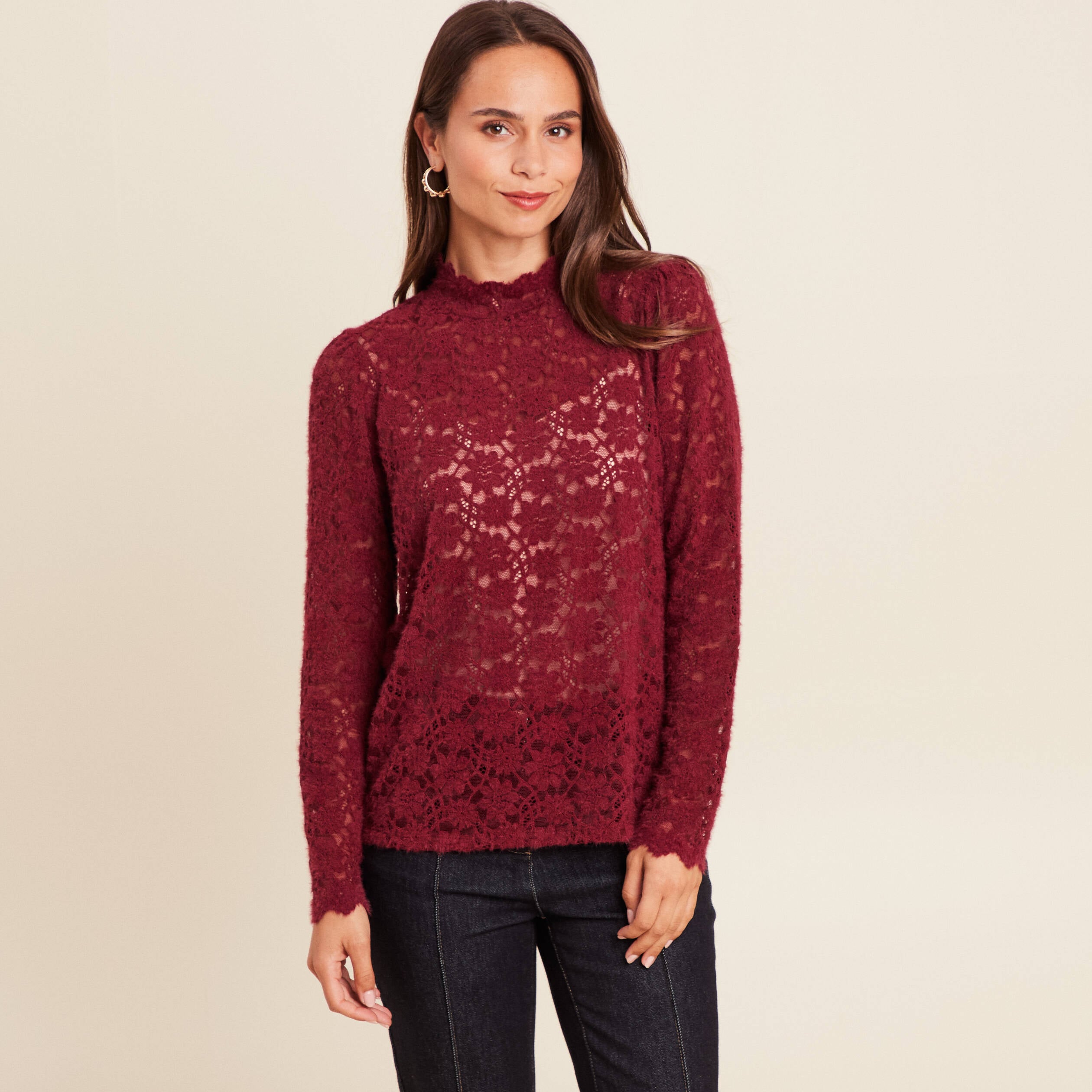 T-shirt cintr&eacute; col montant dentelle bordeaux femme