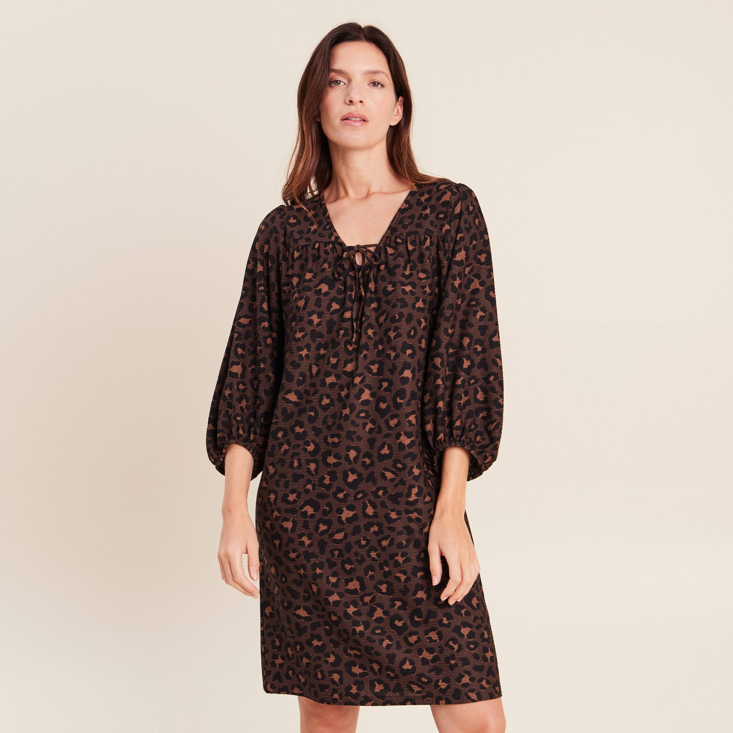 Robe courte &eacute;vas&eacute;e col v manches 3/4 marron femme