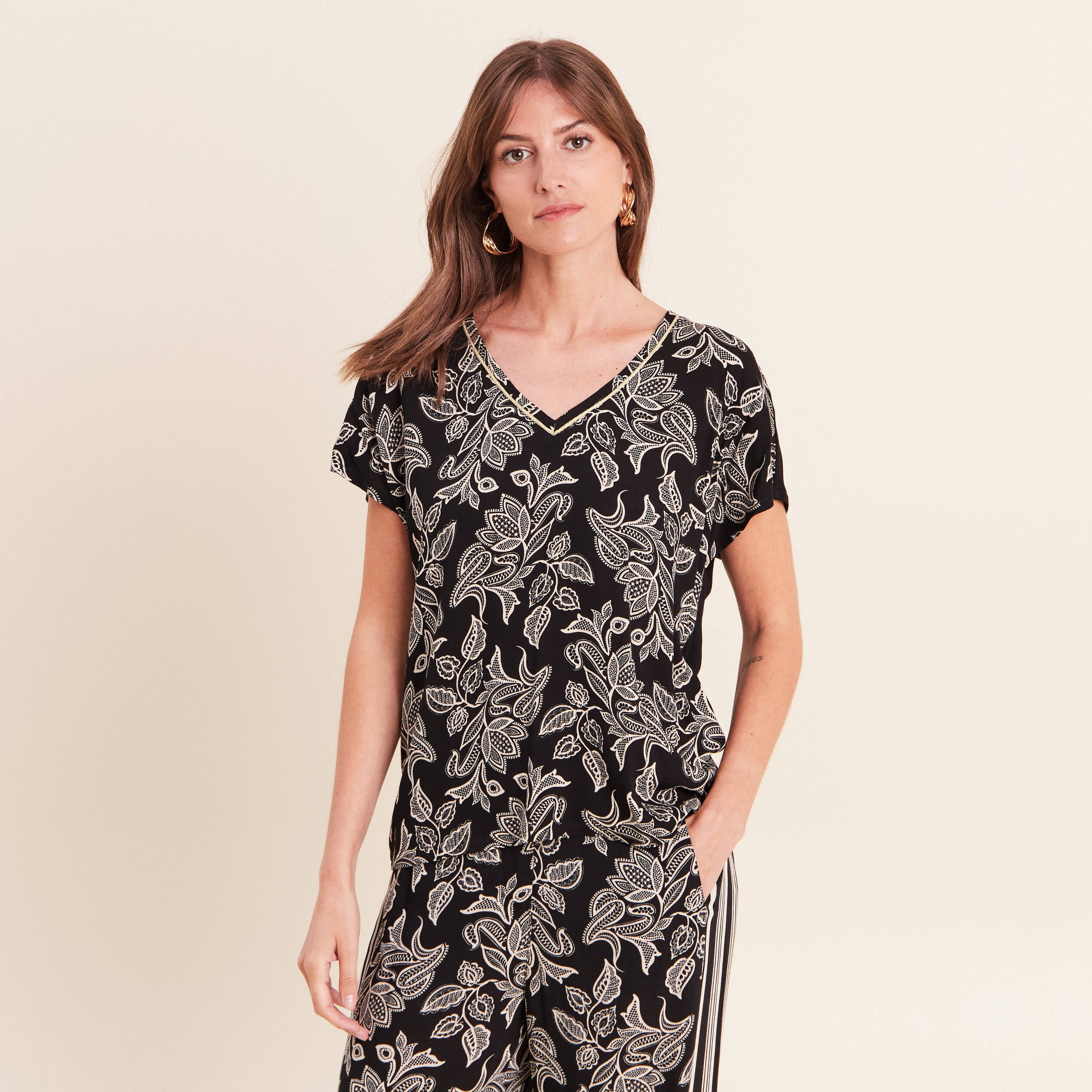 Blouse col v manches courtes noir femme