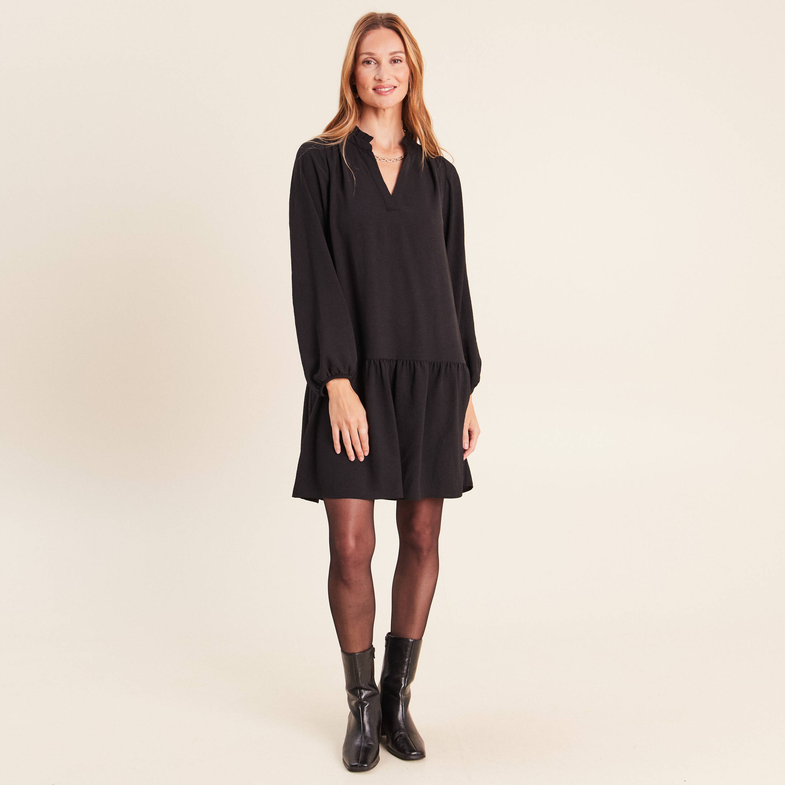 Robe courte &eacute;vas&eacute;e col v manches longues noir femme