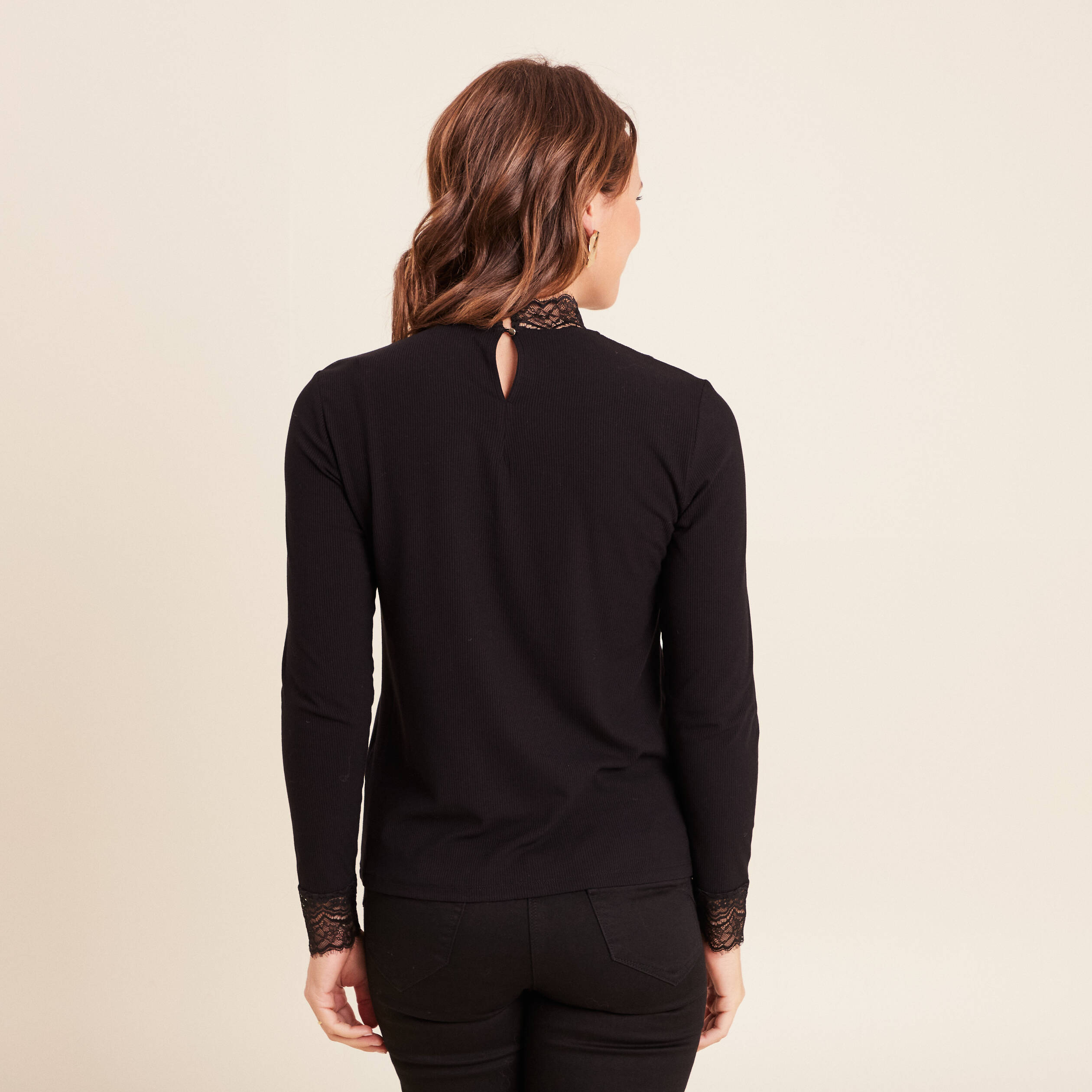 T-shirt cintr&eacute; col montant dentelle noir femme