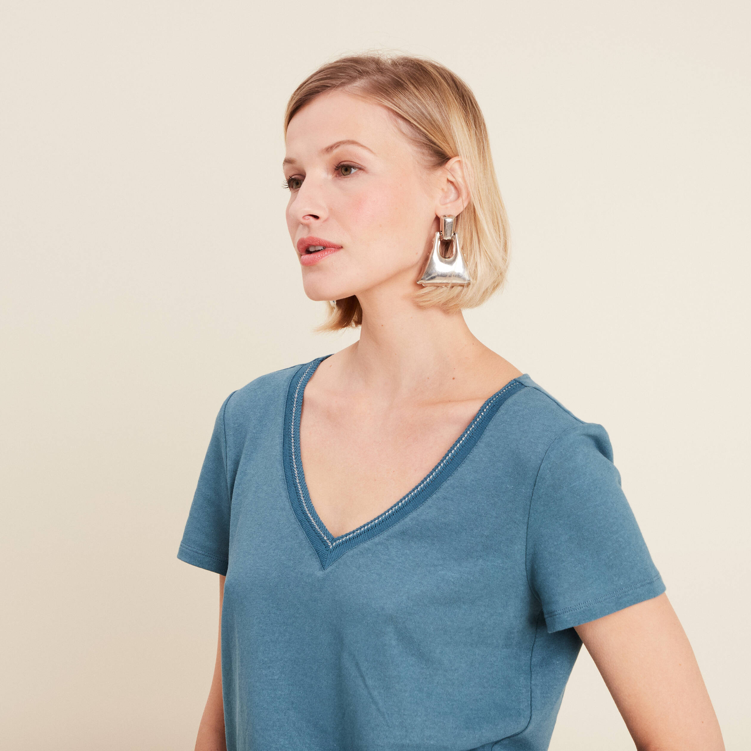 T-shirt manches courtes col en V bleu pétrole femme