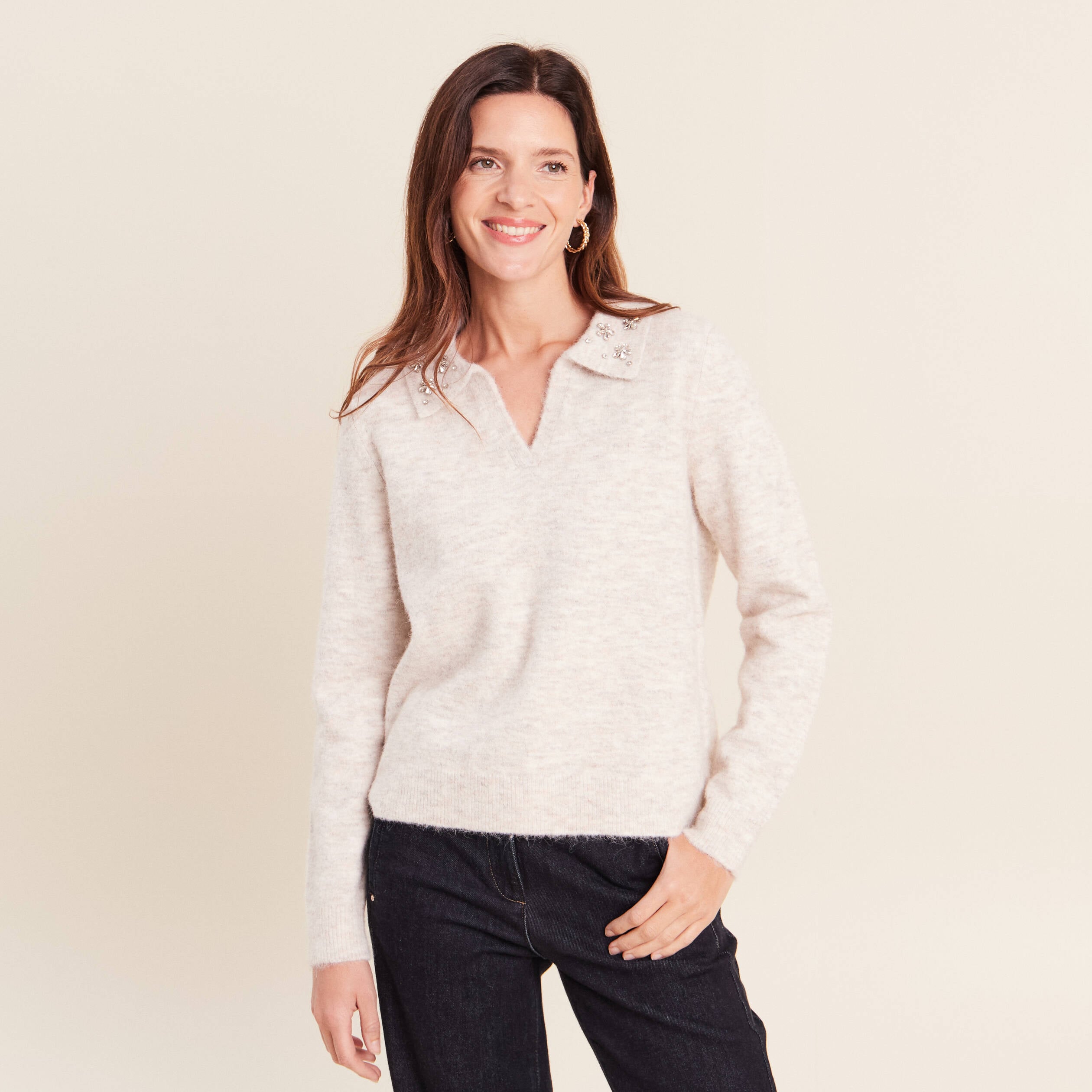 Pull col polo et d&eacute;tails bijout&eacute;s beige femme