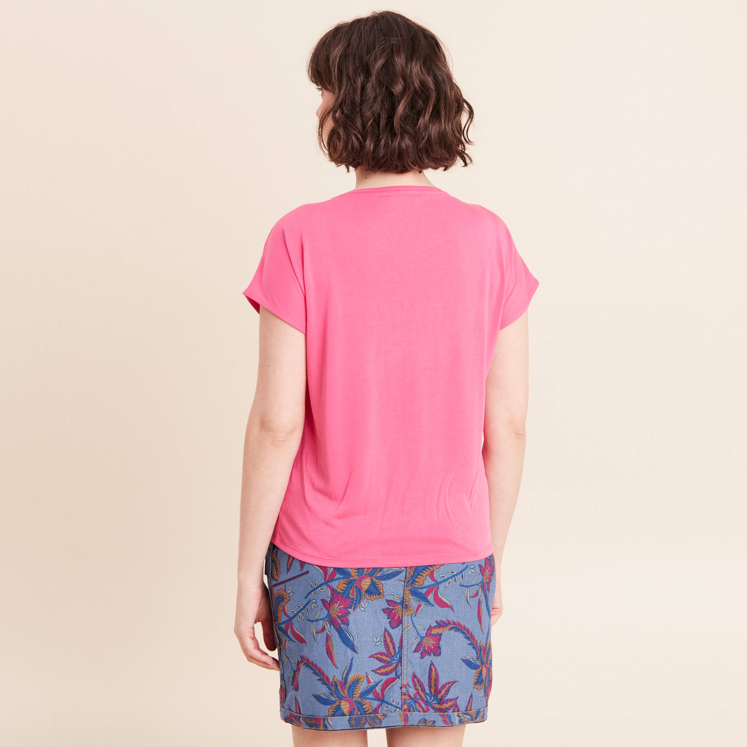 T-shirt col rond manches courtes brod&eacute; rose fushia femme