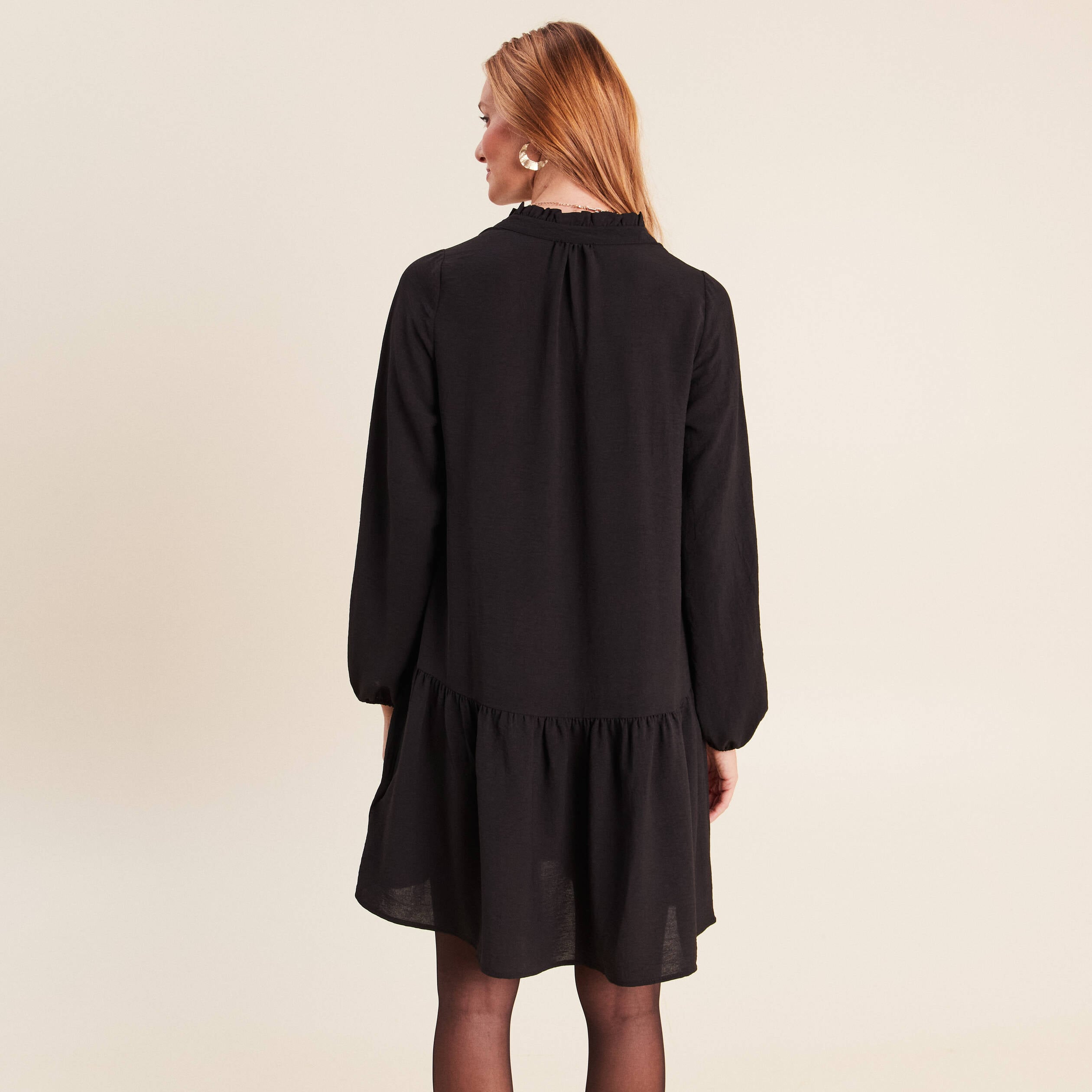 Robe courte &eacute;vas&eacute;e col v manches longues noir femme