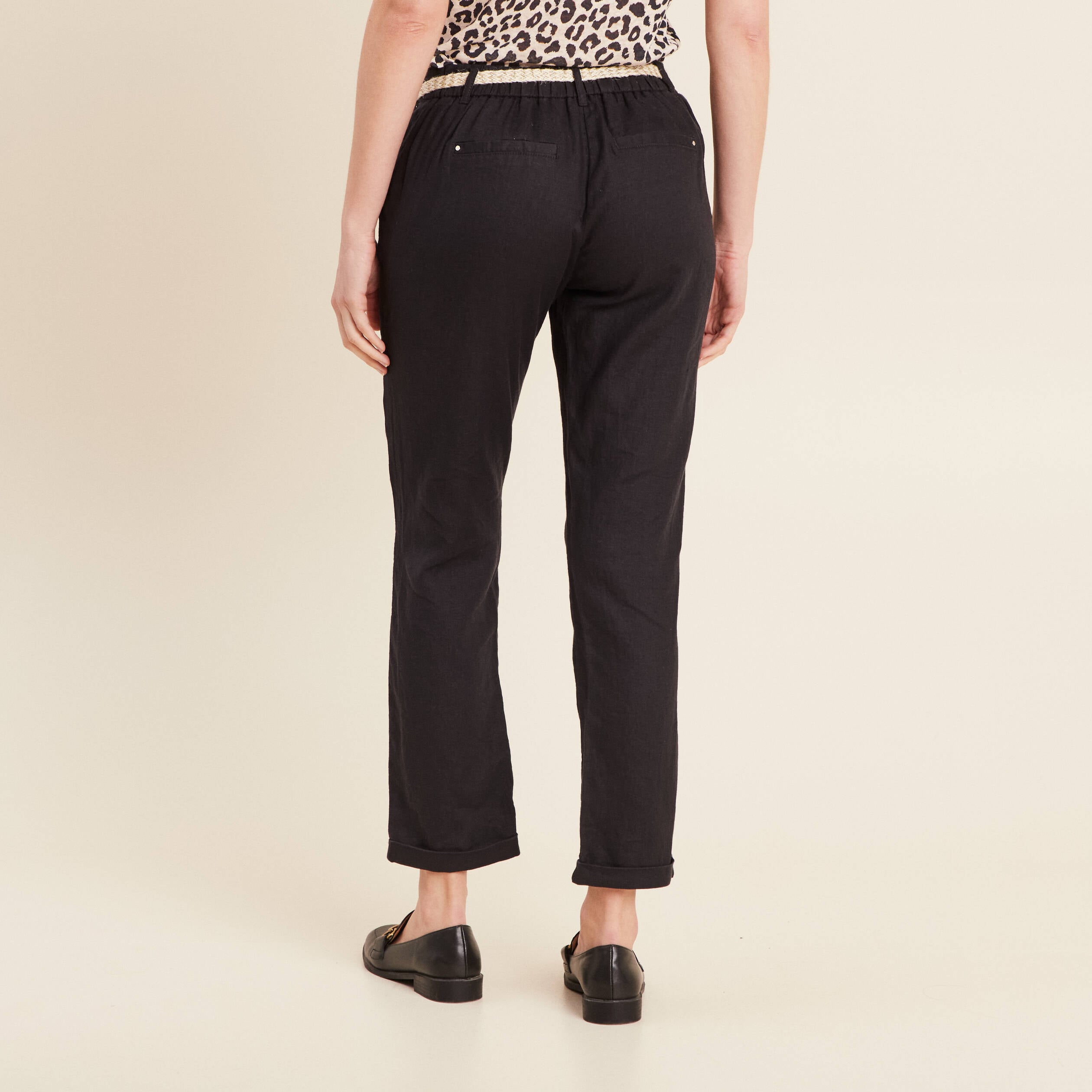 Pantalon coupe chino en lin ceintur&eacute; noir femme