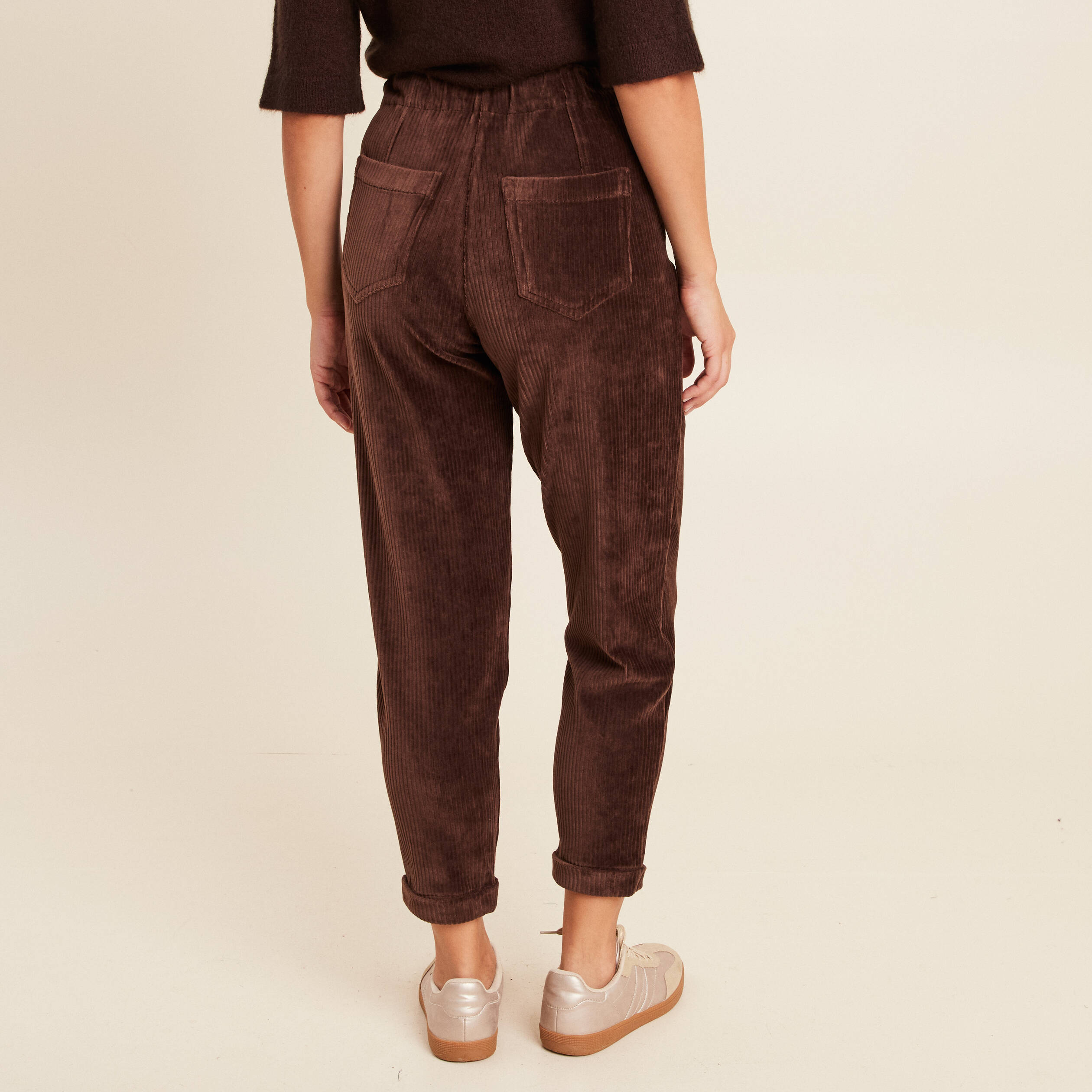 Pantalon coupe mom en velours marron femme