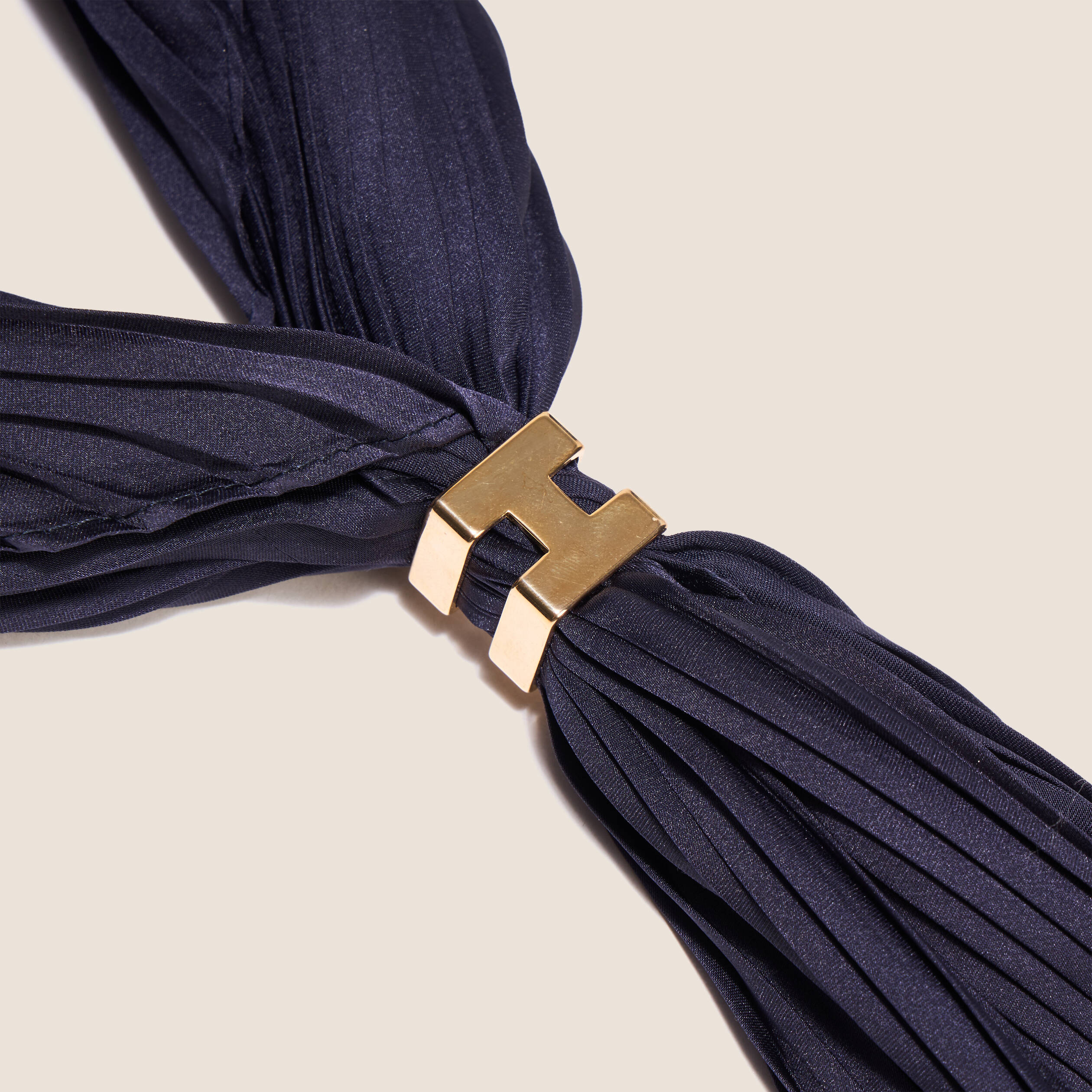 Foulard satin&eacute; bleu marine femme