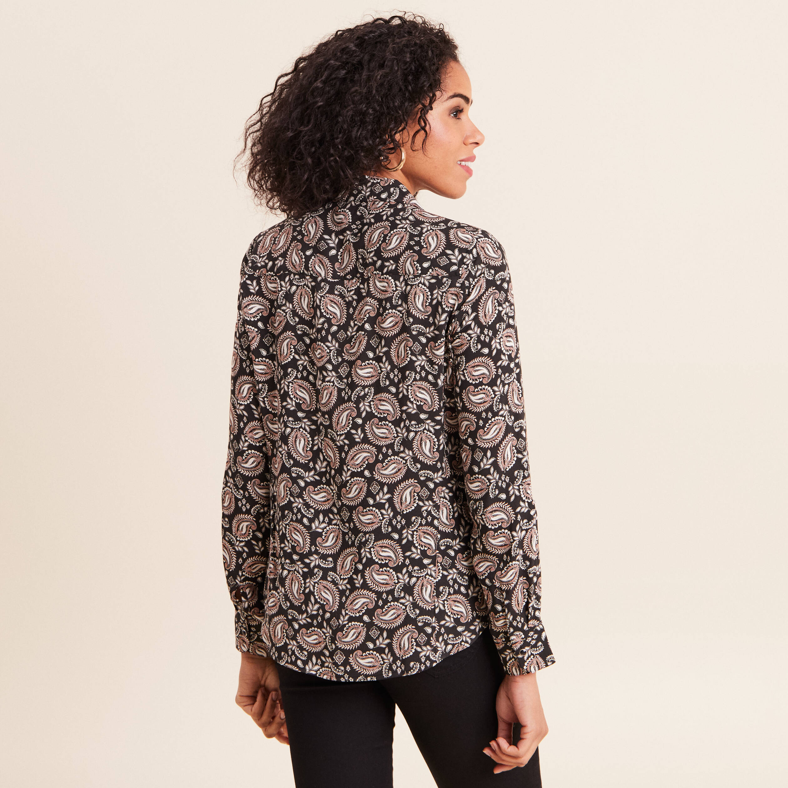 Chemise cintr&eacute;e manches longues fluide noir femme