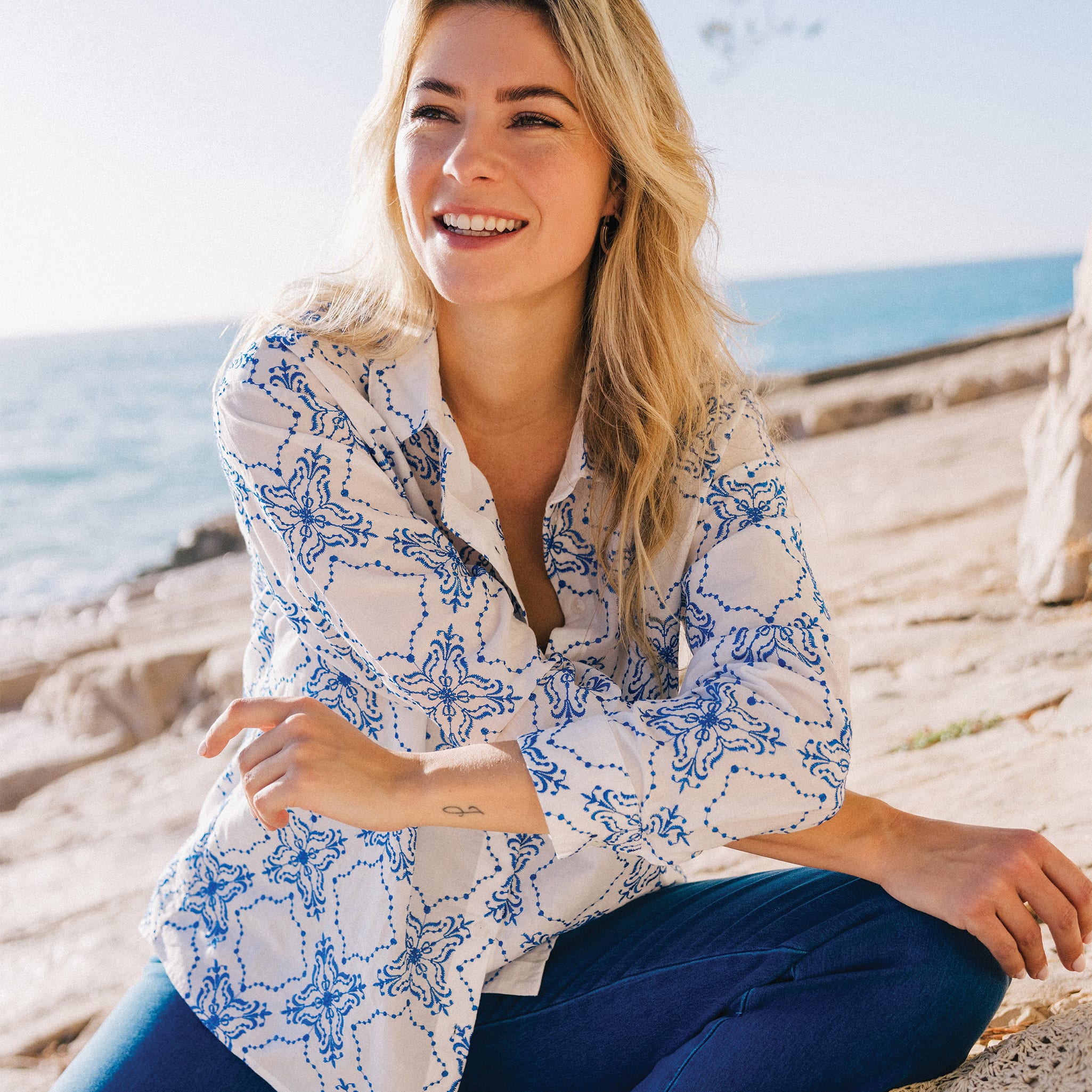 Chemise manches longues brodée bleu femme