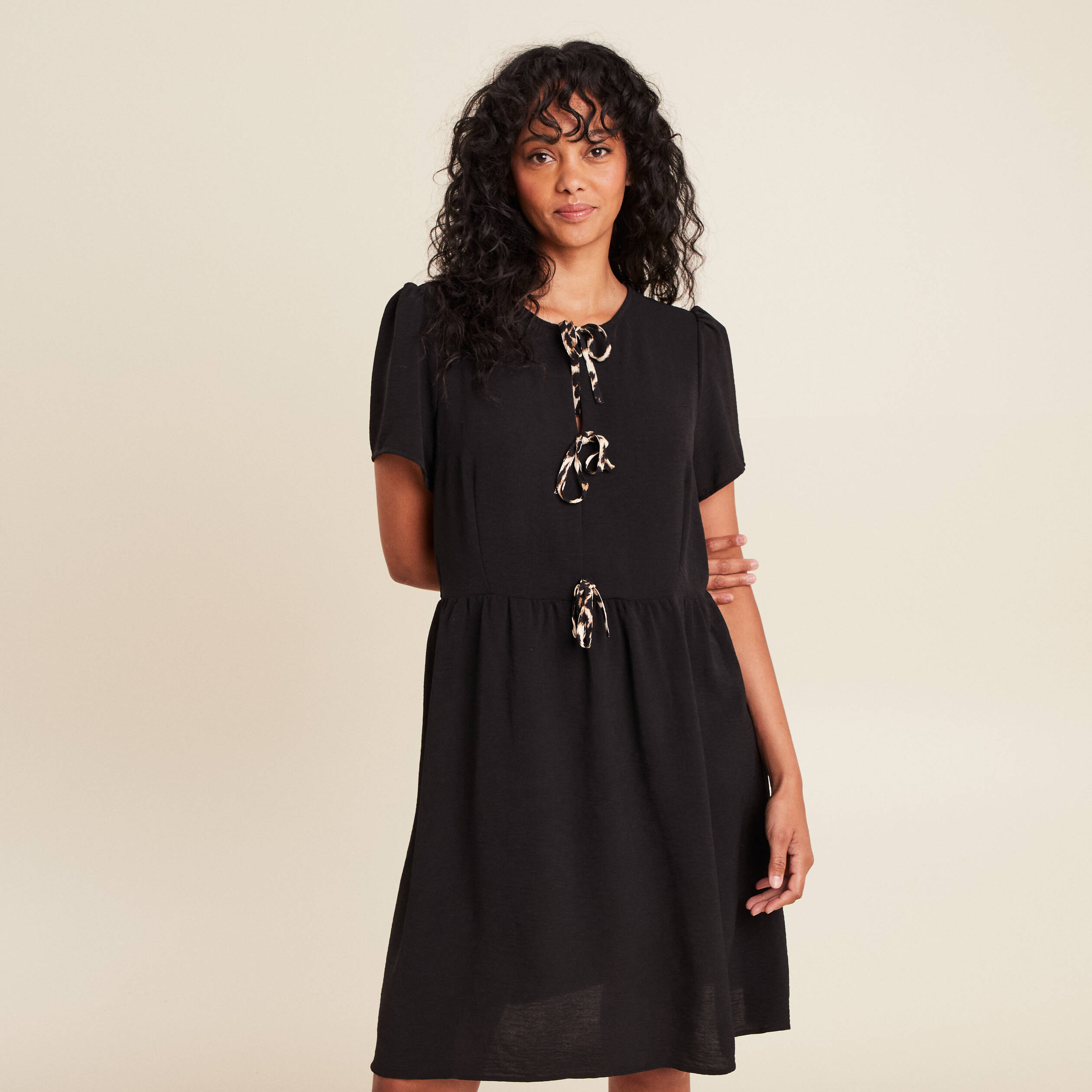 robe courte evasee col rond noir femme robe courte évasée col rond noir femme