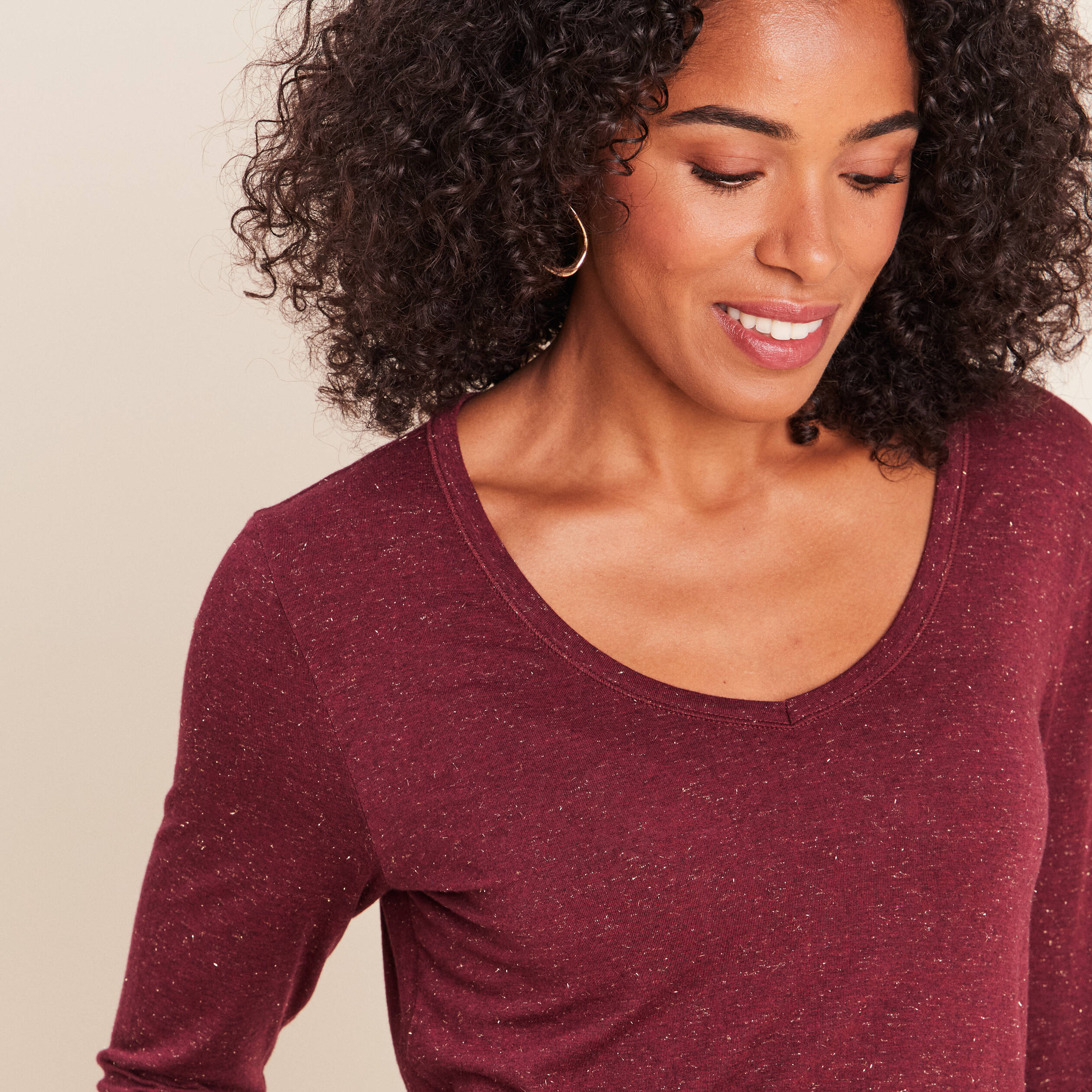 T-shirt ajust&eacute; col v manches longues bordeaux femme