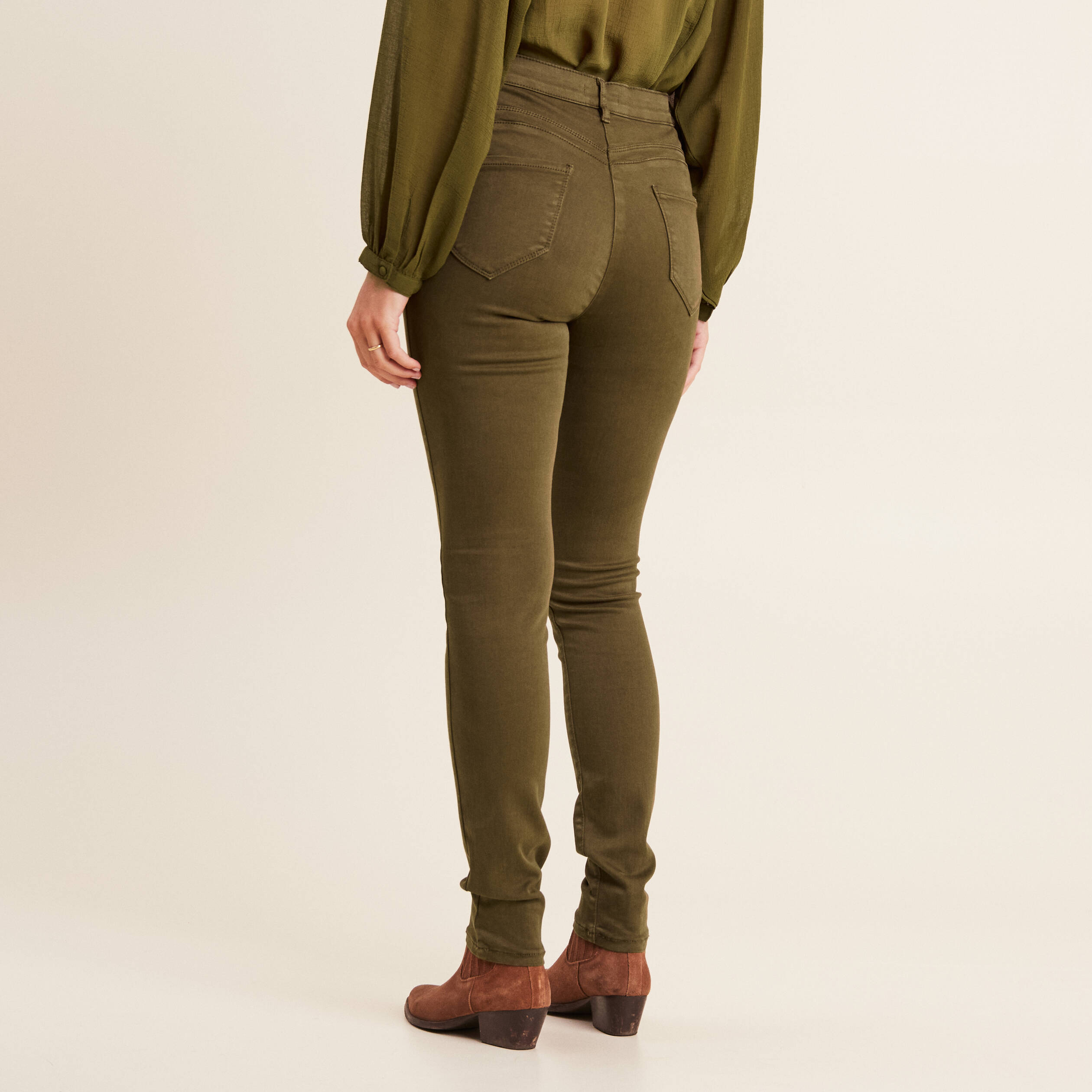Jean magique ajusté taille standard vert kaki femme