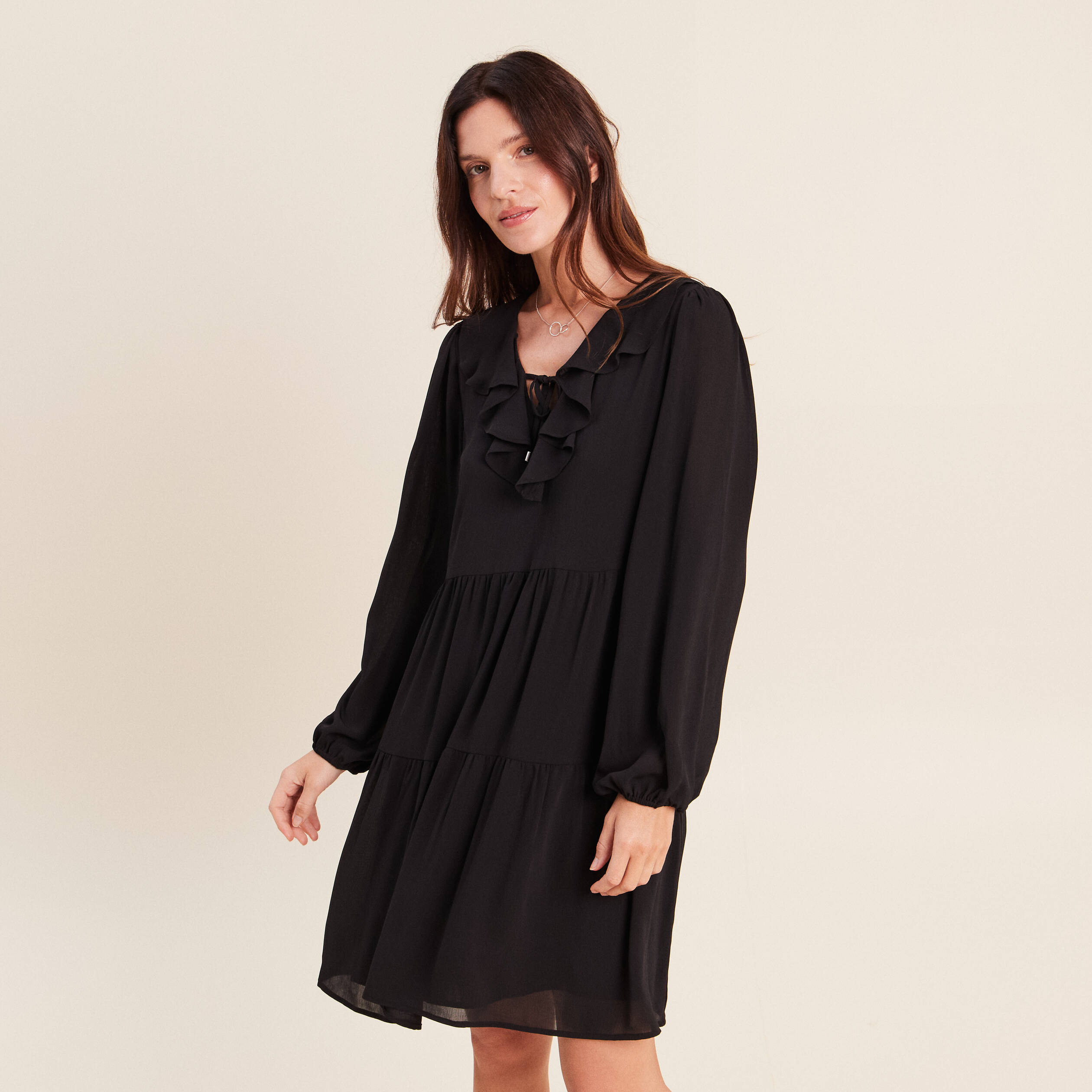 Robe courte &eacute;vas&eacute;e col v manches longues noir femme