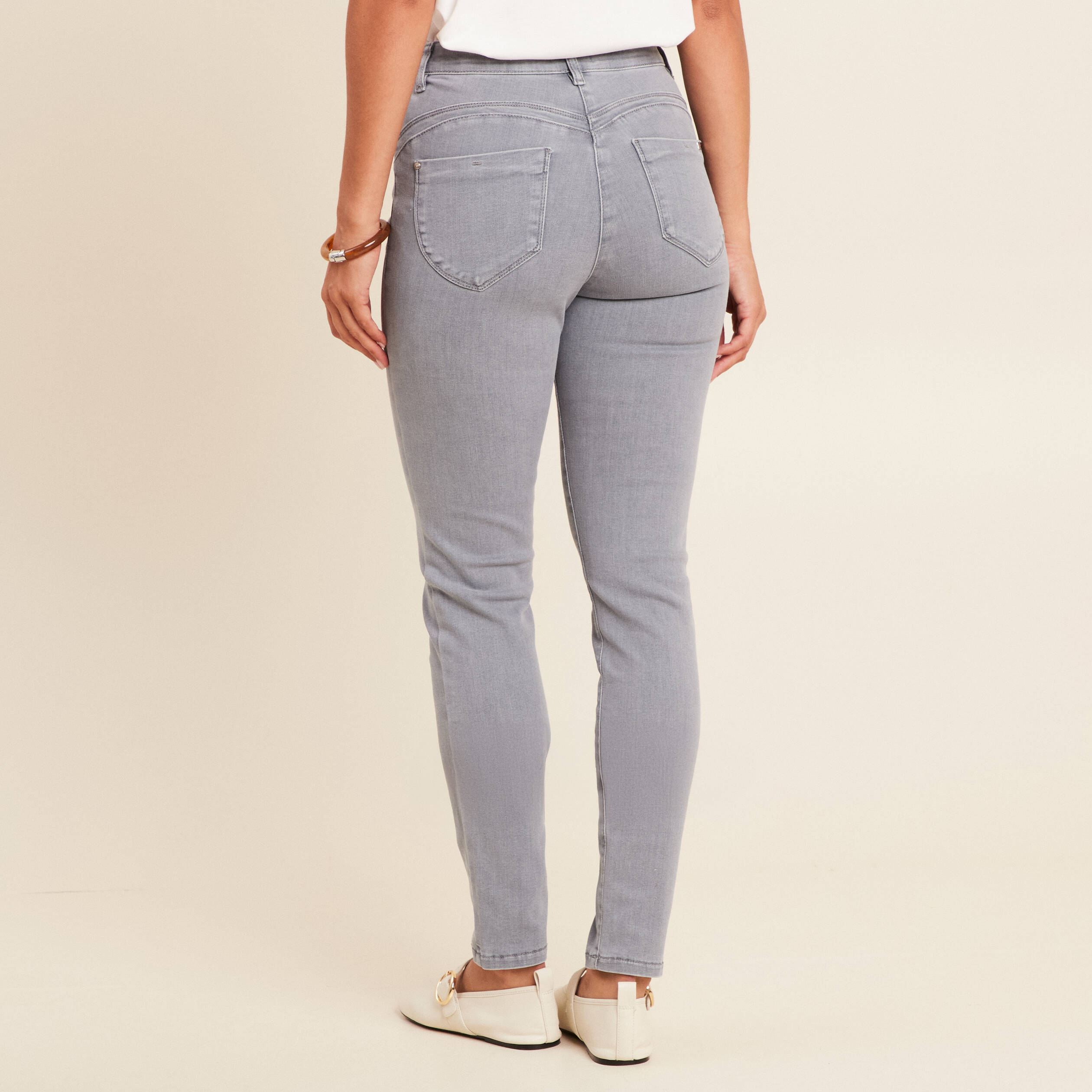 Jean magique L'Unique coupe ajust&eacute;e denim gris femme